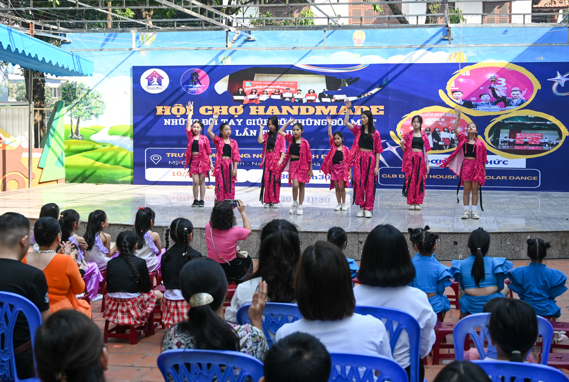 Màn trình diễn nhảy sôi động của các học viên Câu lạc bộ DreamHouse.