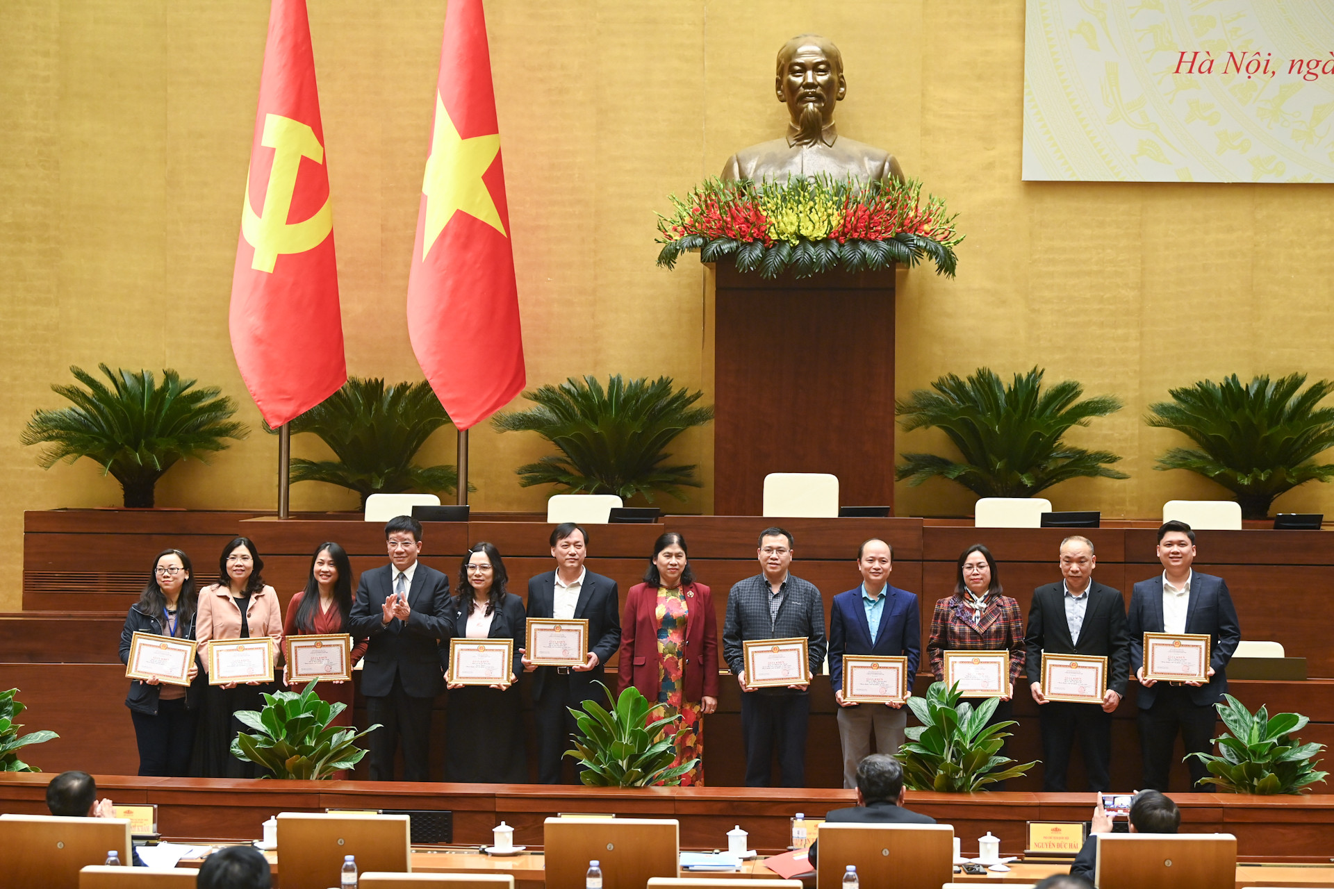 Lãnh đạo Văn phòng Quốc hội trao bằng khen, tặng các đảng viên hoàn thành xuất sắc nhiệm vụ năm 2024.