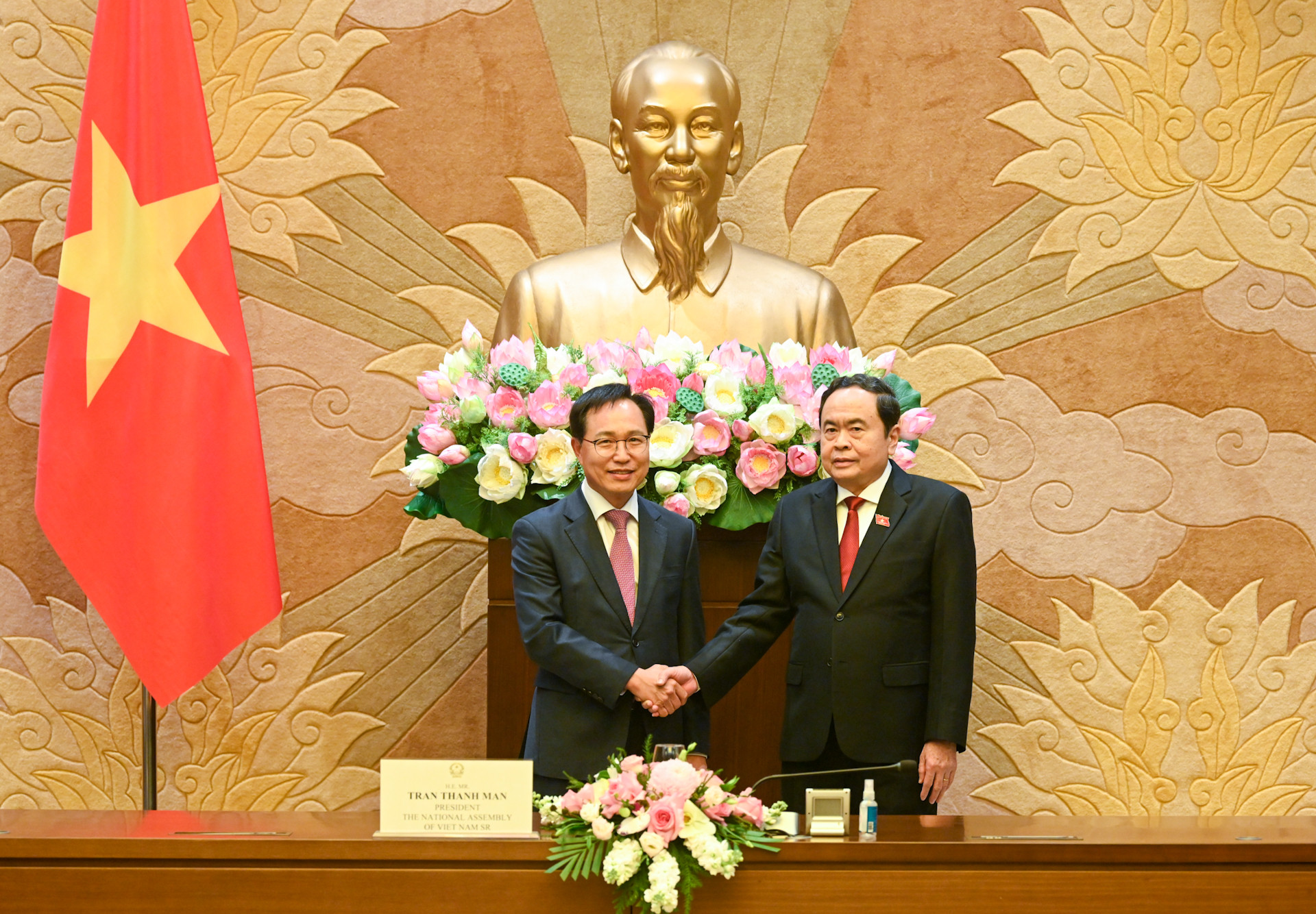 Chủ tịch Quốc hội Trần Thanh Mẫn với lãnh đạo Tổ hợp Samsung Việt Nam.