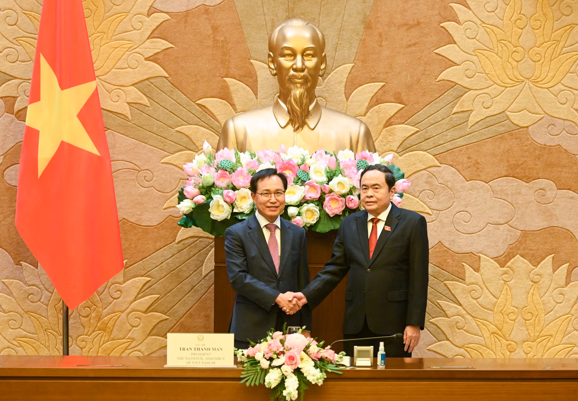 Chủ tịch Quốc hội Trần Thanh Mẫn với lãnh đạo Tổ hợp Samsung Việt Nam.