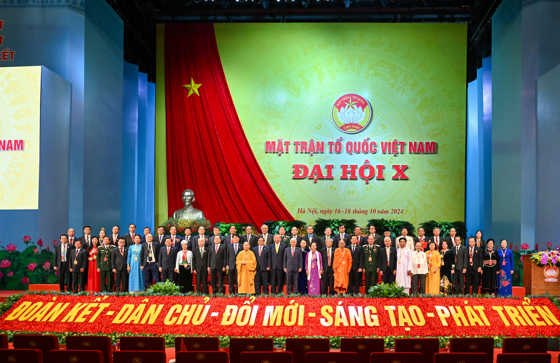 Các đồng chí lãnh đạo Đảng, Nhà nước chụp ảnh lưu niệm với các đại biểu.