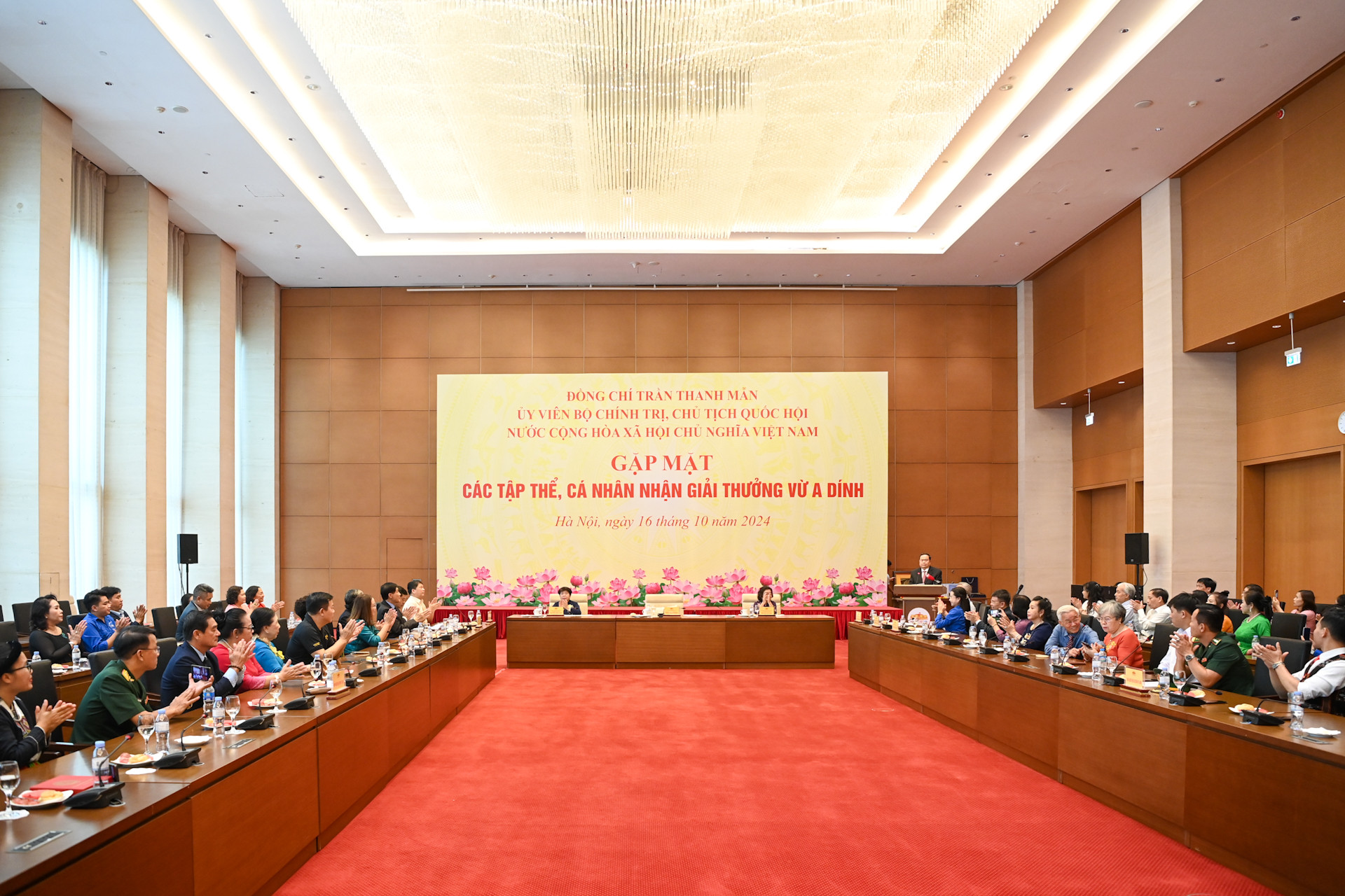 Quang cảnh cuộc gặp mặt tại Nhà Quốc hội.