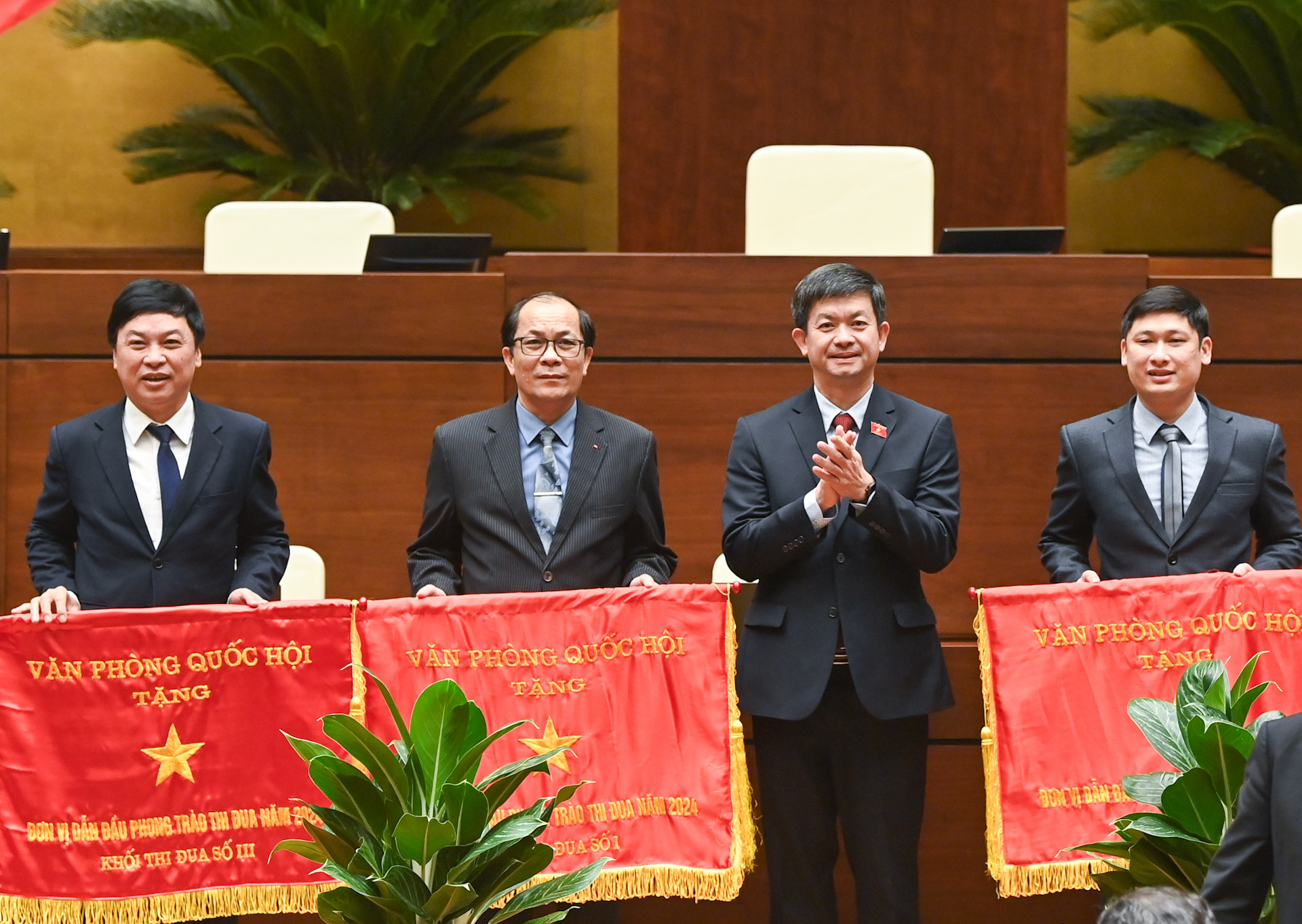 Tổng Thư ký Quốc hội, Chủ nhiệm Văn phòng Quốc hội Lê Quang Tùng trao cờ thi đua, tặng các đơn vị dẫn đầu phong trào thi đua năm 2024.