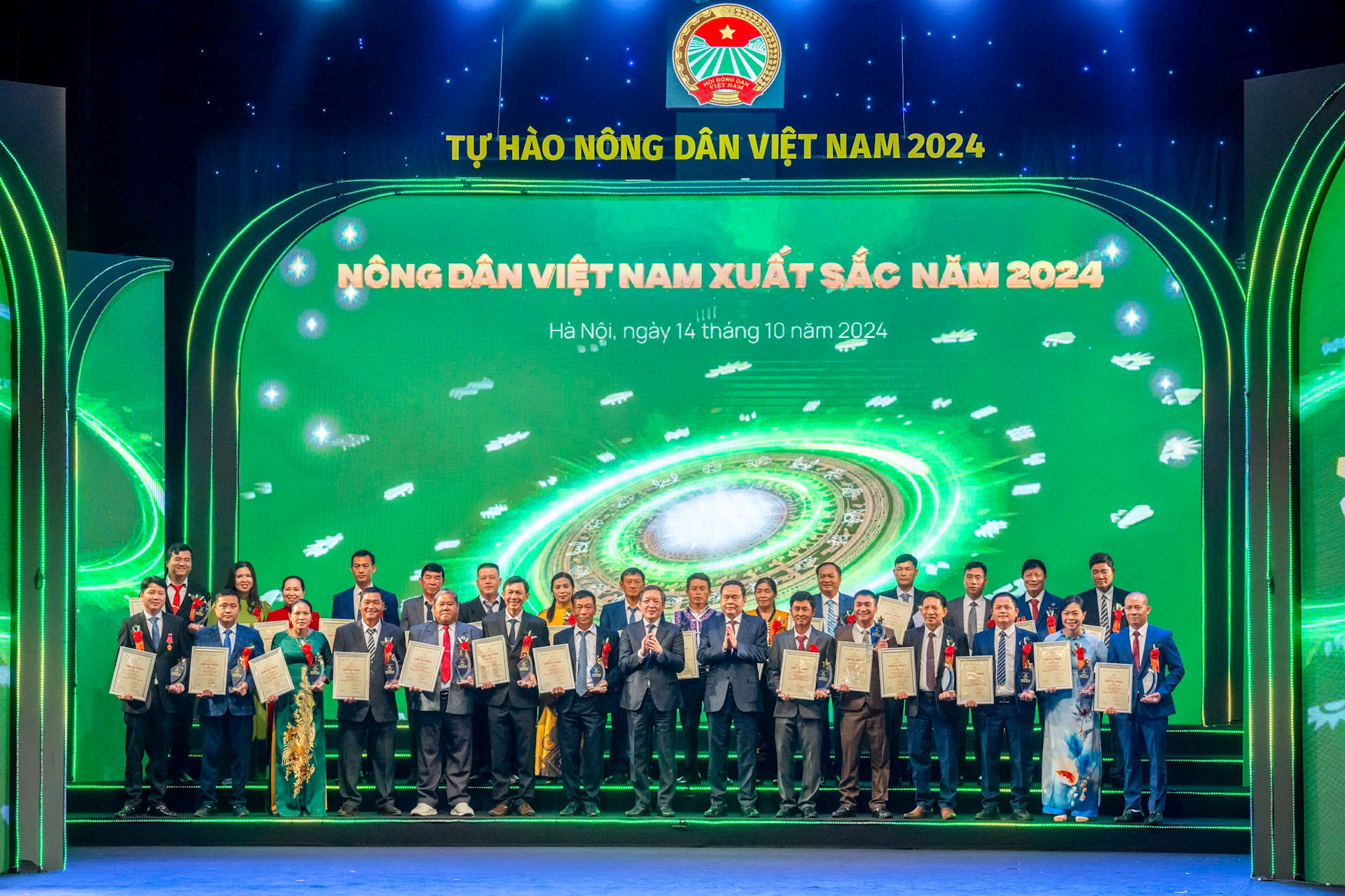 Chủ tịch Quốc hội Trần Thanh Mẫn và Chủ tịch Hội Nông dân Việt Nam Lương Quốc Đoàn trao Bằng công nhận và Cúp vinh danh, tặng các nông dân Việt Nam xuất sắc.