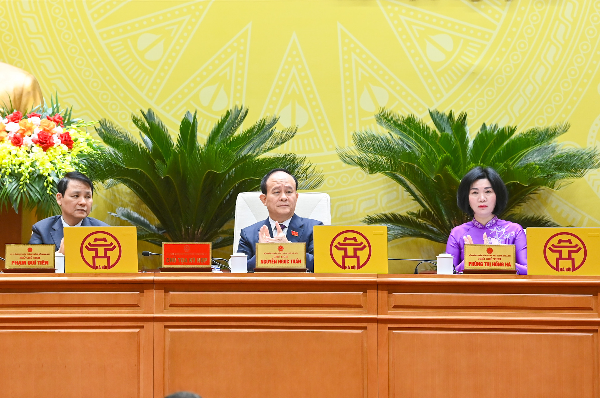 Đoàn Chủ tịch điều hành phiên họp. Đoàn Chủ tịch điều hành phiên họp.