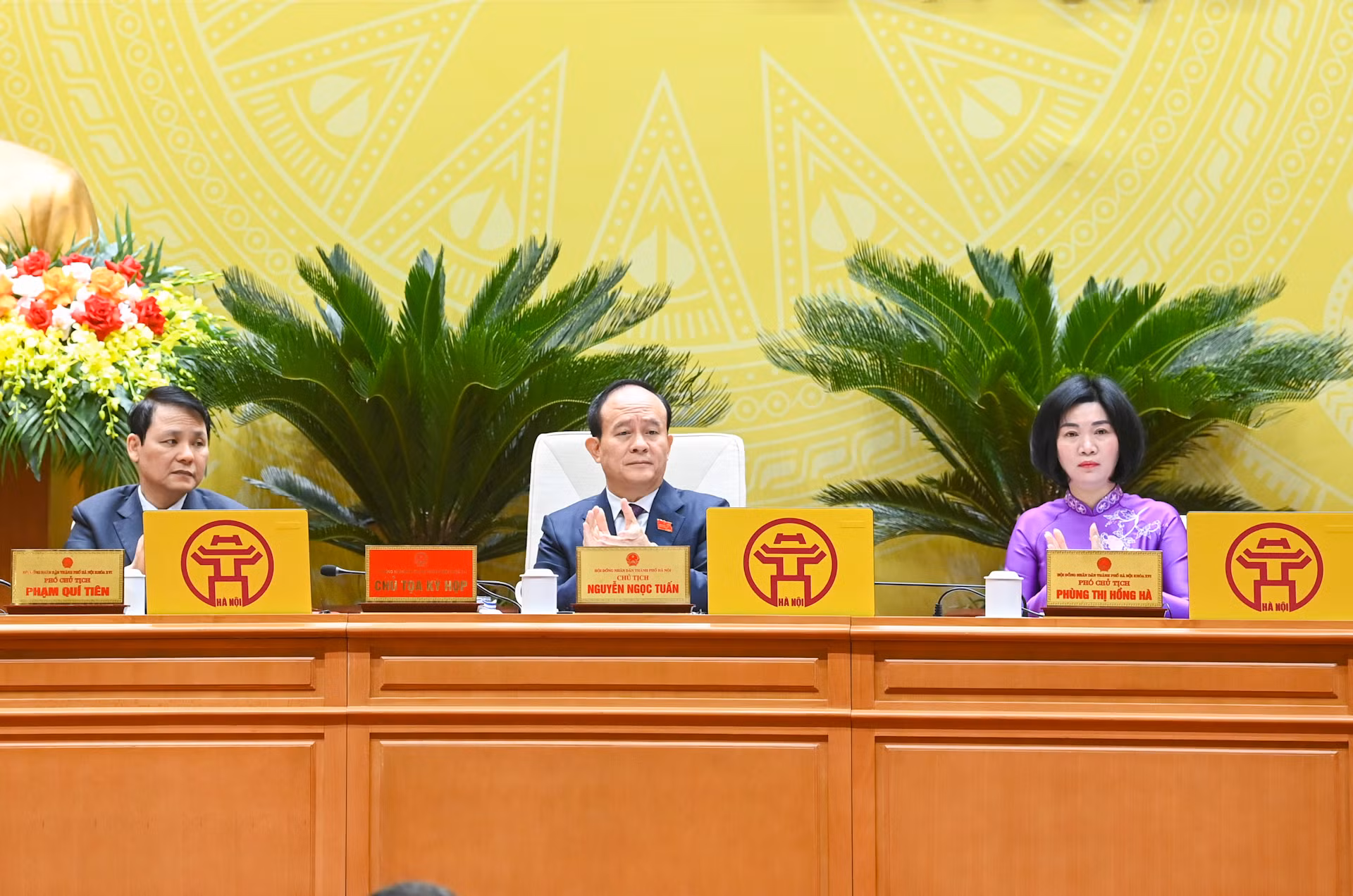 Đoàn Chủ tịch điều hành phiên họp. Đoàn Chủ tịch điều hành phiên họp.