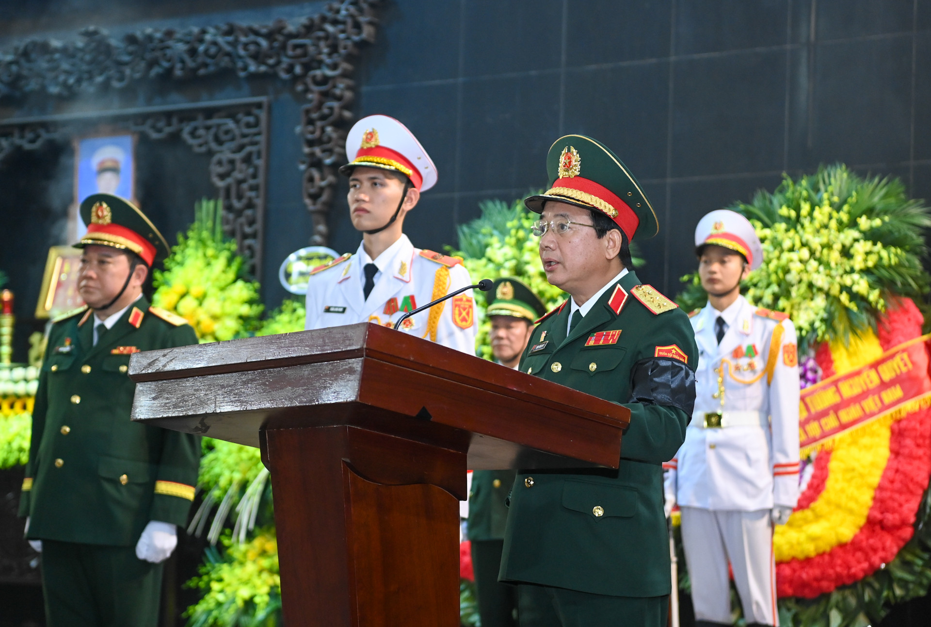 Thượng tướng Trịnh Văn Quyết, Bí thư Trung ương Đảng, Ủy viên Thường vụ Quân ủy Trung ương, Chủ nhiệm Tổng cục Chính trị Quân đội nhân dân Việt Nam điều hành lễ truy điệu. Thượng tướng Trịnh Văn Quyết, Bí thư Trung ương Đảng, Ủy viên Thường vụ Quân ủy Trung ương, Chủ nhiệm Tổng cục Chính trị Quân đội nhân dân Việt Nam điều hành lễ truy điệu.