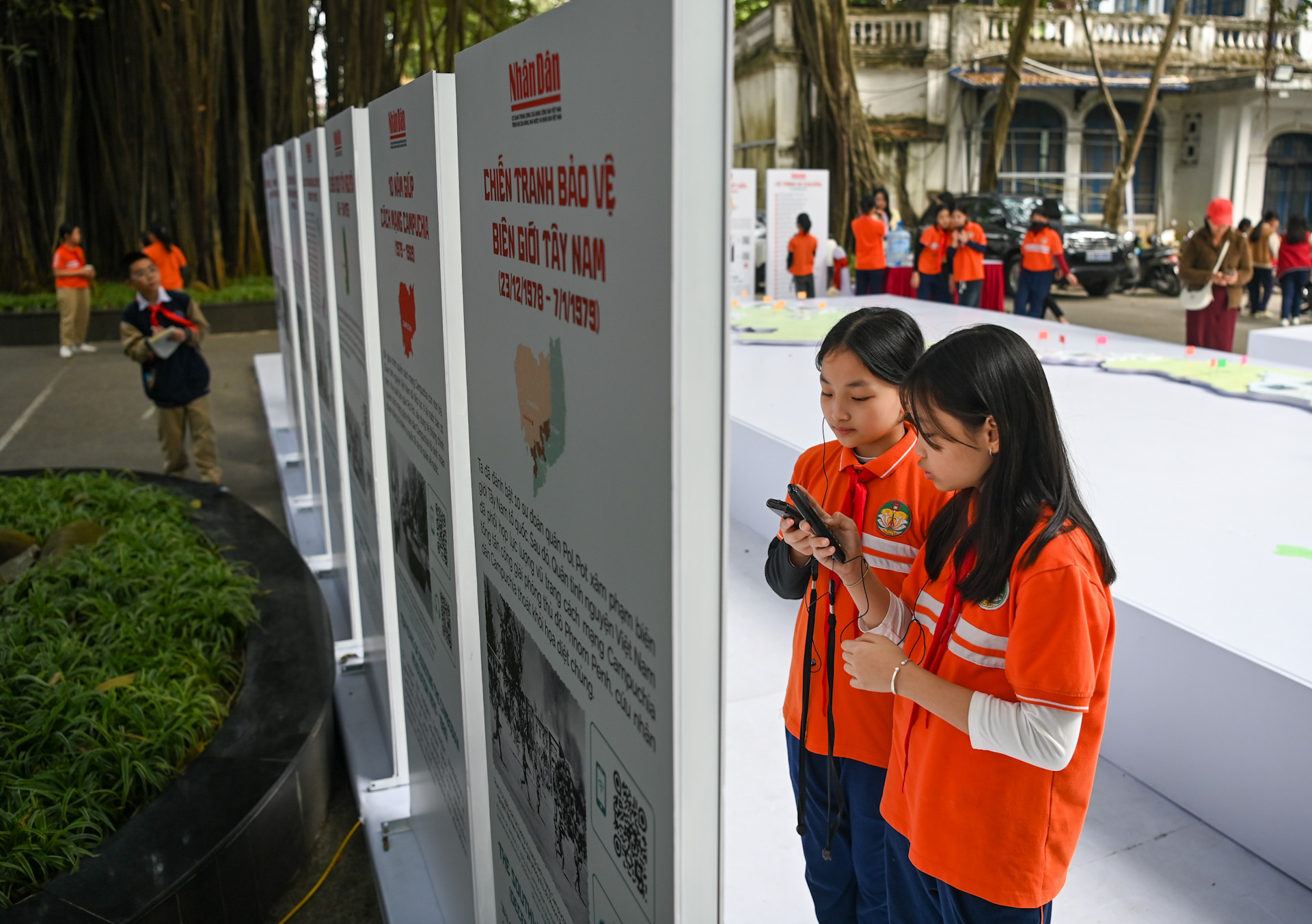 Những câu chuyện lịch sử trở nên gần gũi với nhiều học sinh khi tham quan triển lãm.