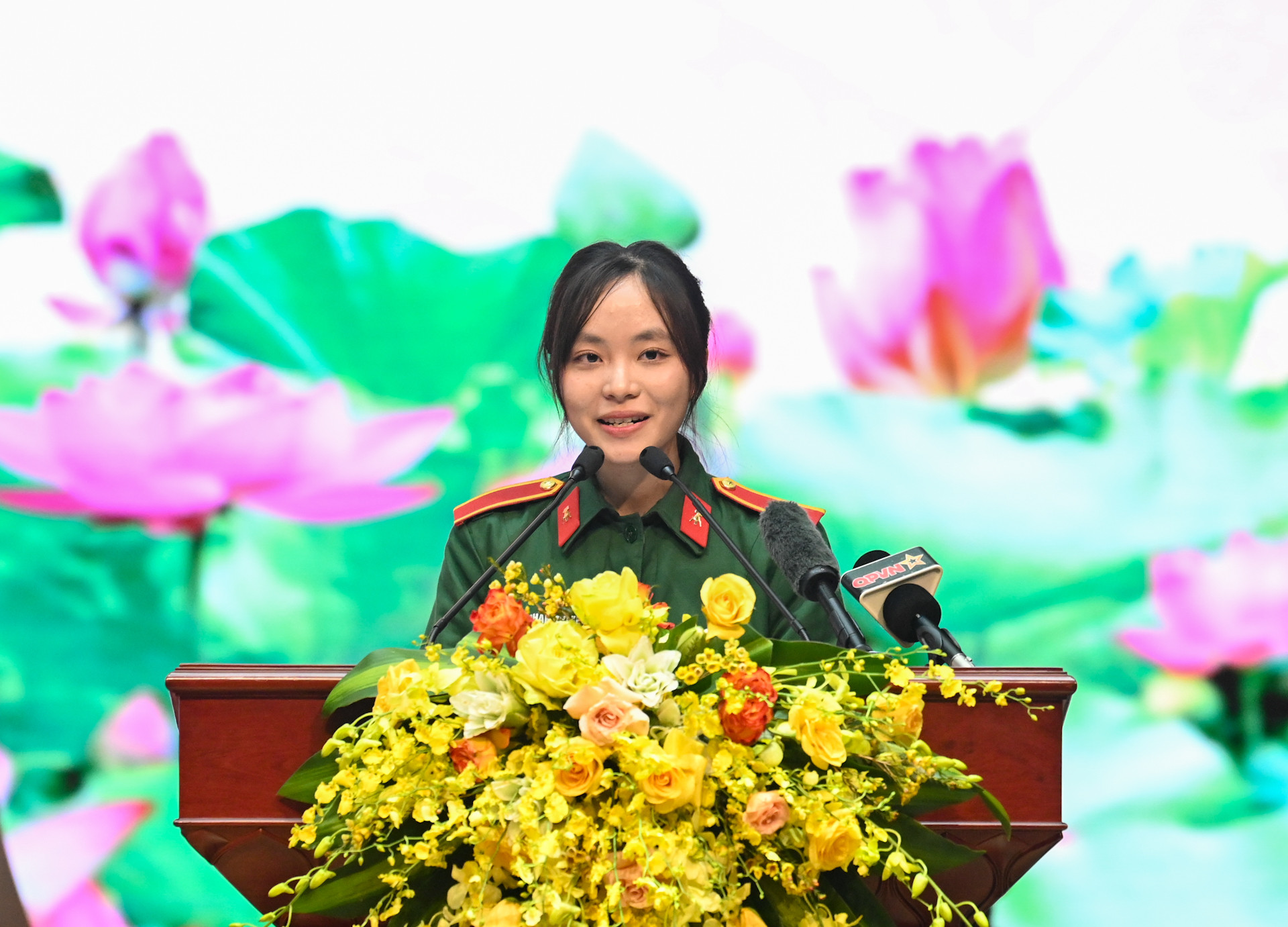 Đại diện thế hệ trẻ trong Quân đội phát biểu tại buổi gặp mặt.