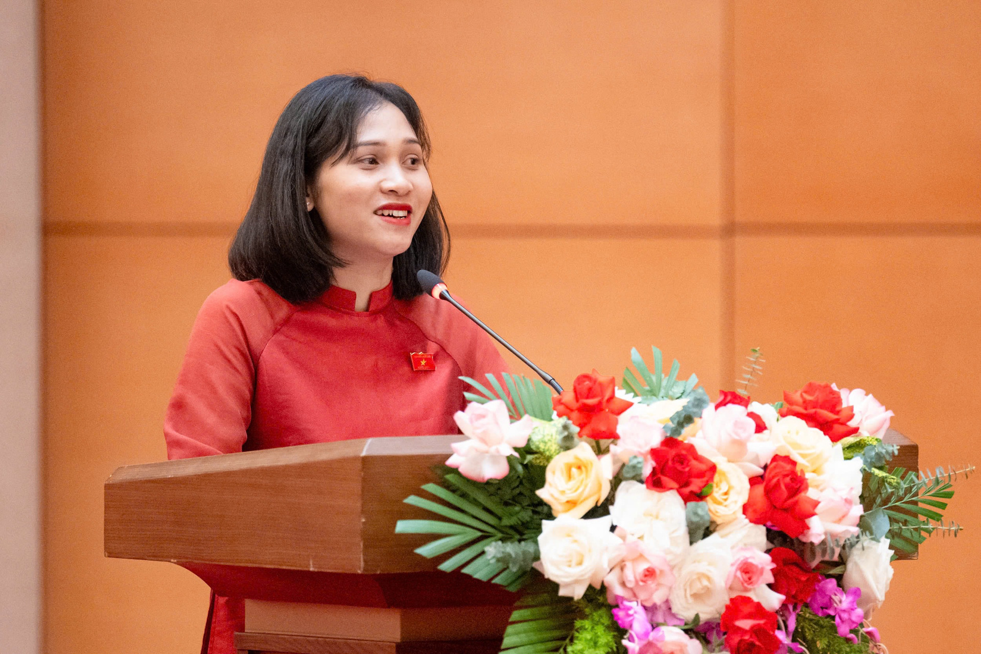 Đại biểu Quốc hội Nàng Xô Vi phát biểu tại cuộc gặp mặt.