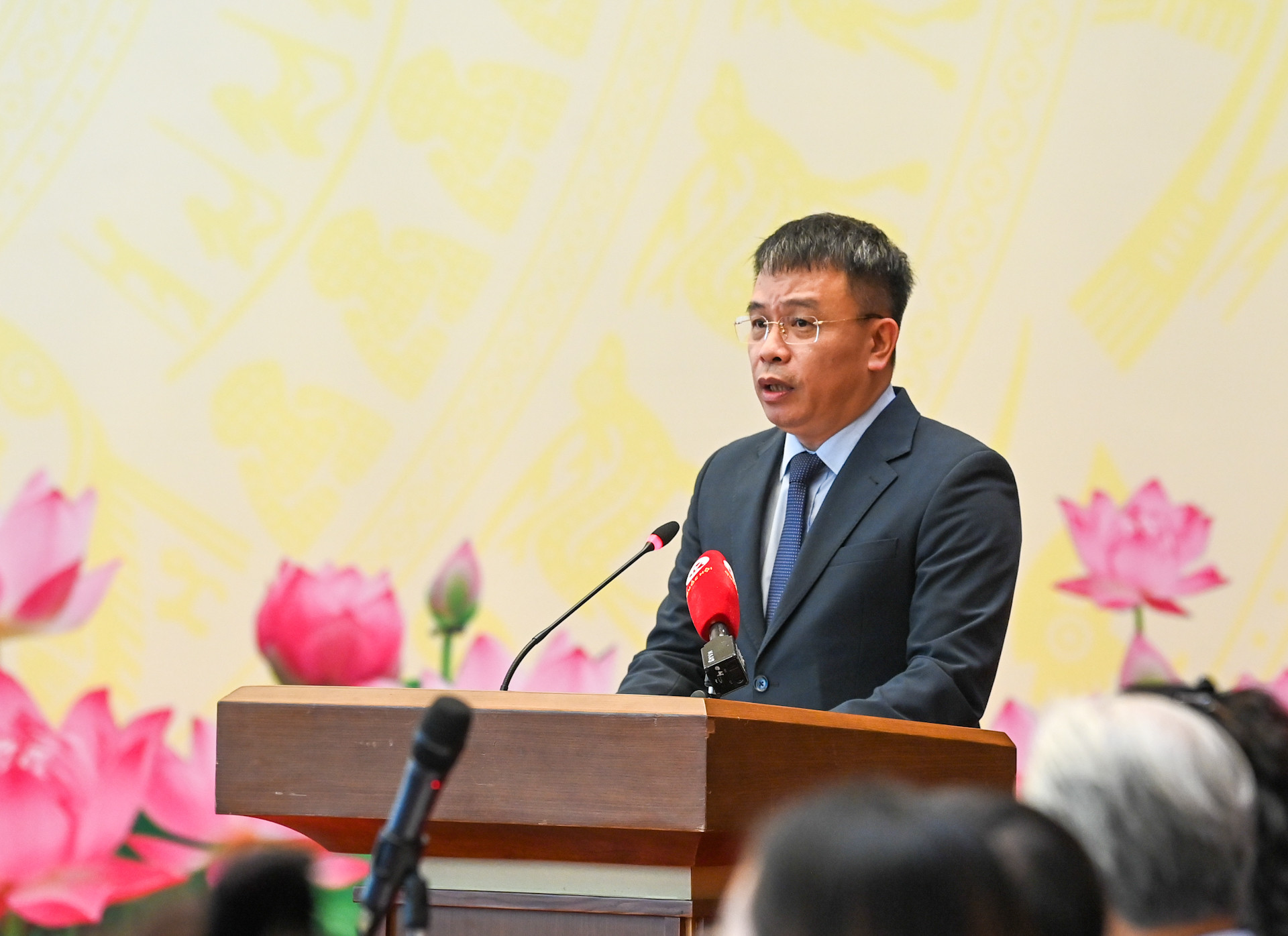 Ông Nguyễn Phan Khuê, Giám đốc Quỹ học bổng Vừ A Dính báo cáo tại cuộc gặp mặt.