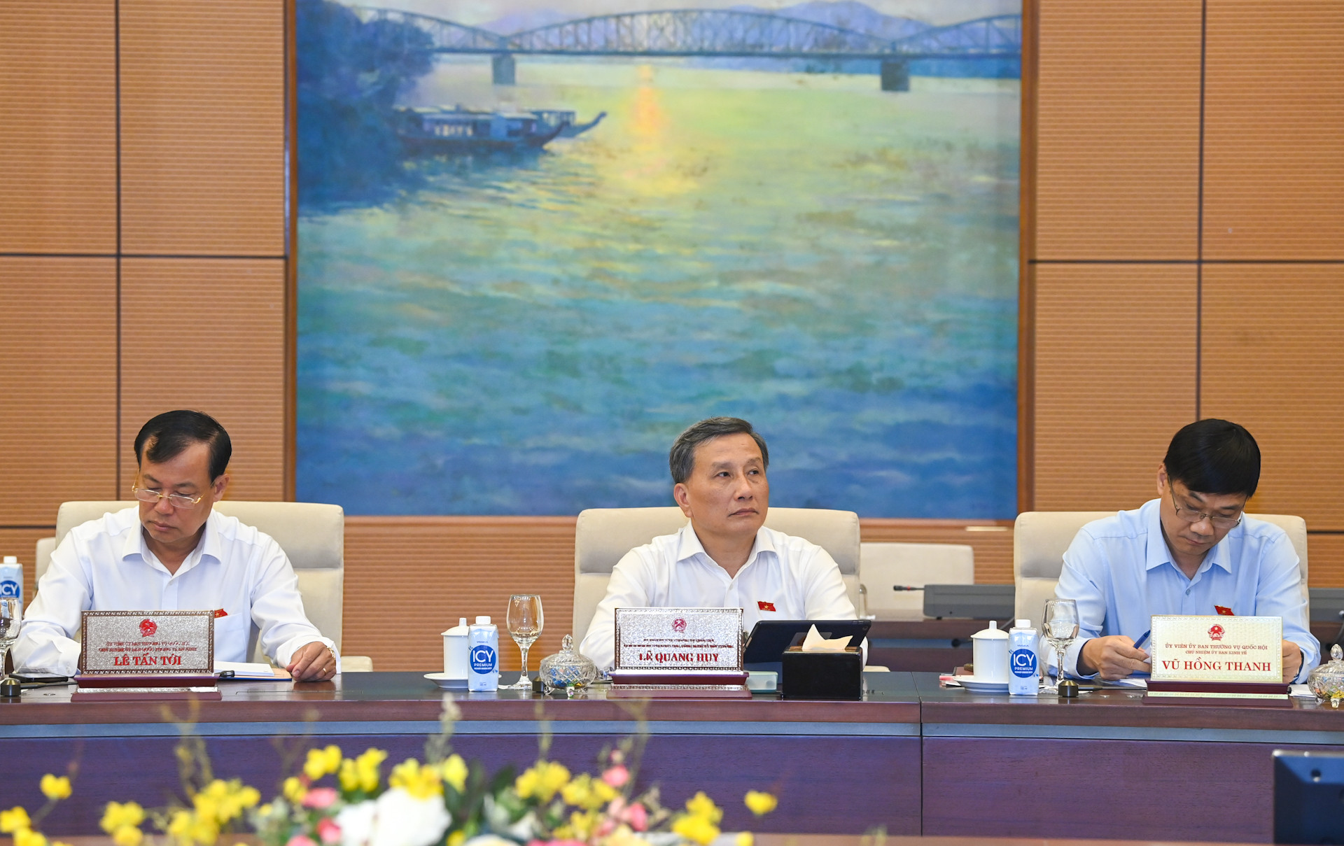 Các Ủy viên Ủy ban Thường vụ Quốc hội dự phiên họp.