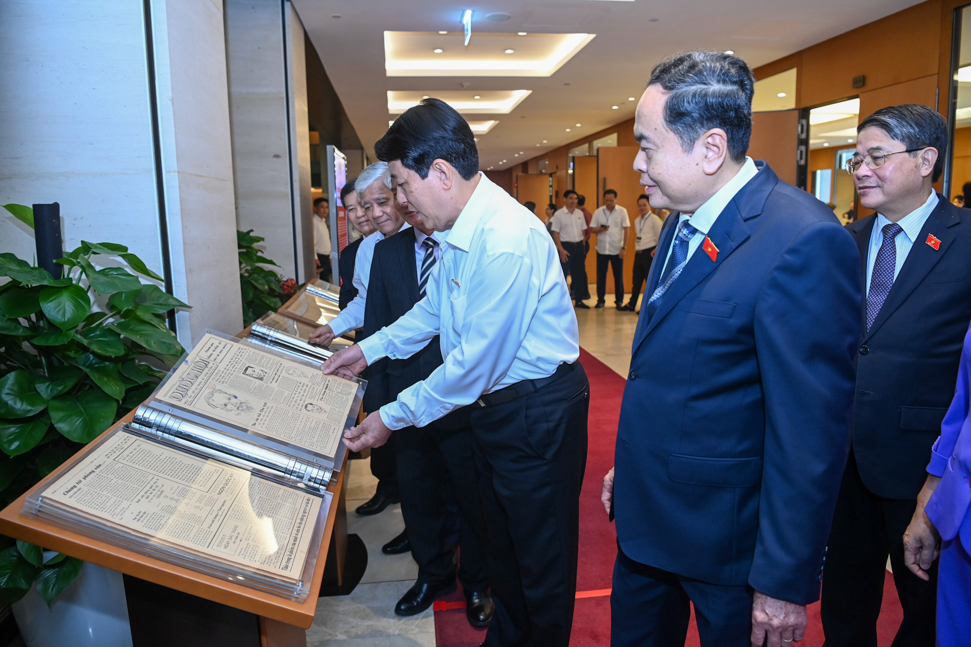 Chủ tịch nước Lương Cường xem trưng bày Bộ sưu tập gốc 15 số của nhật báo Quốc hội.