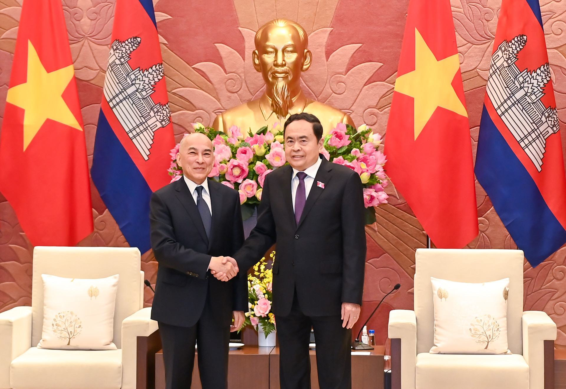 Chủ tịch Quốc hội Trần Thanh Mẫn và Quốc vương Campuchia Norodom Sihamoni tại buổi tiếp kiến.