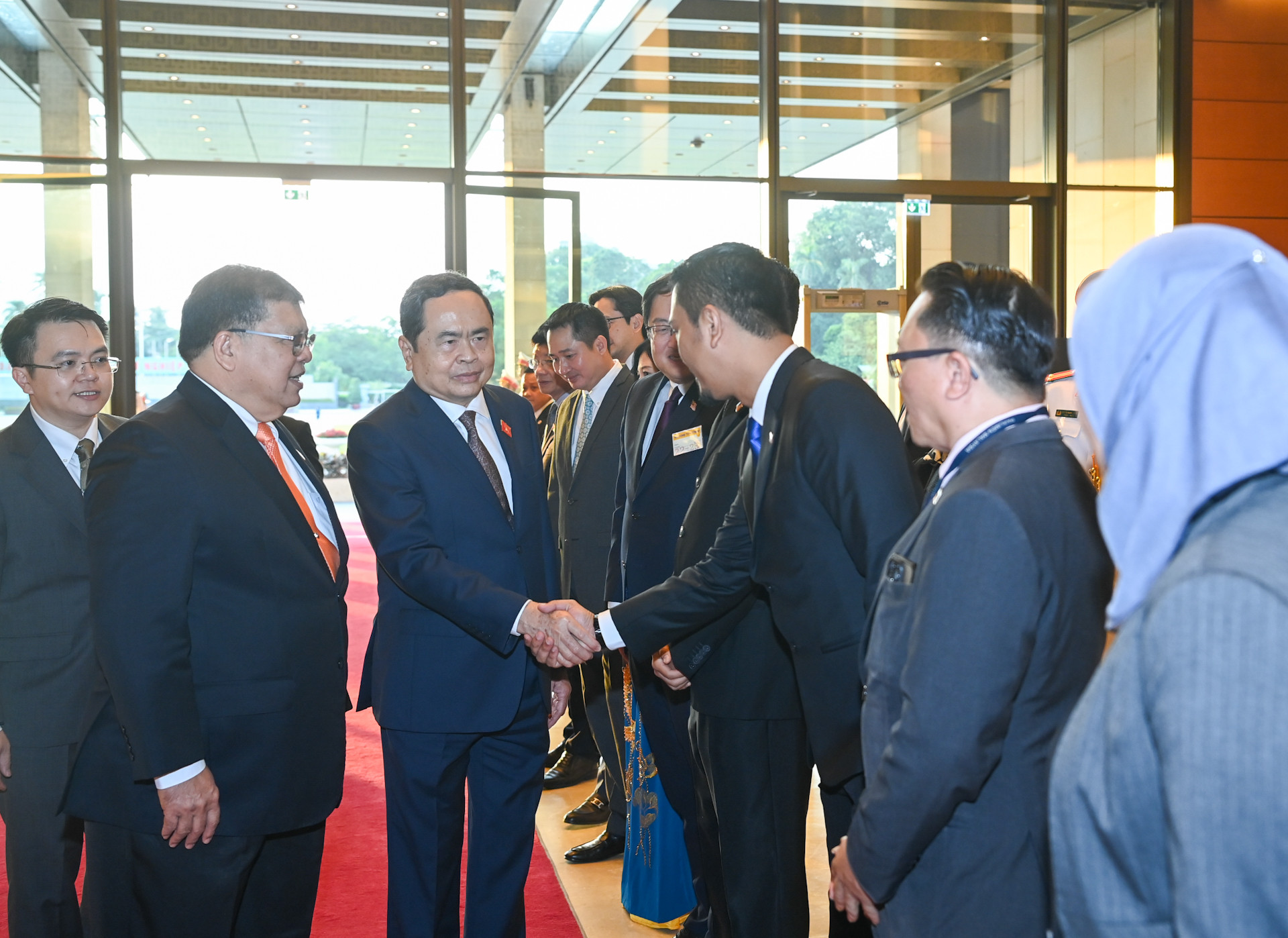 Chủ tịch Hạ viện Malaysia Tan Sri Dato’ Johari Bin Abdul giới thiệu với Chủ tịch Quốc hội Trần Thanh Mẫn các đại biểu Malaysia dự lễ đón.