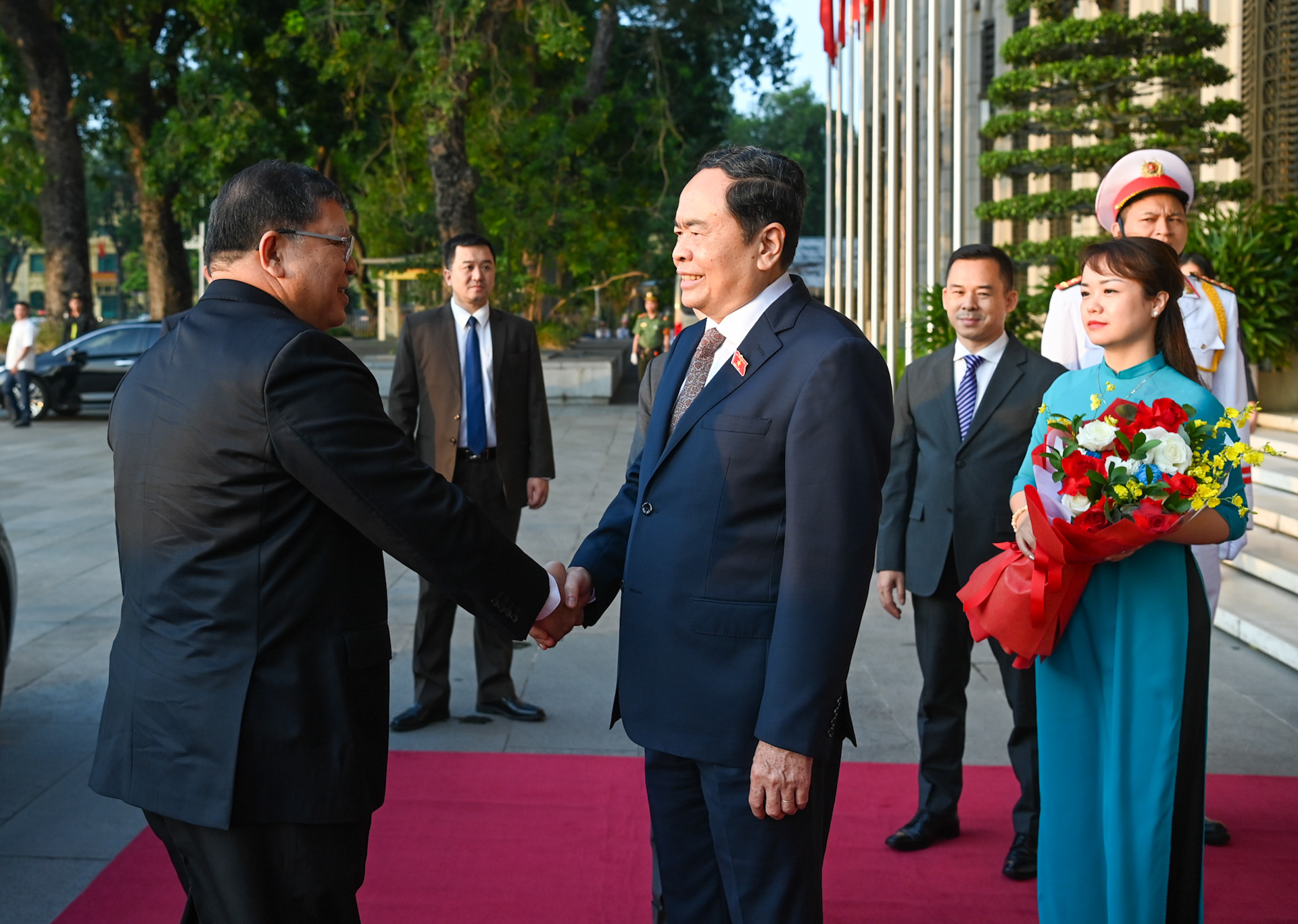 Chủ tịch Quốc hội Trần Thanh Mẫn nồng nhiệt chào mừng Chủ tịch Hạ viện Malaysia Tan Sri Dato’ Johari Bin Abdul.