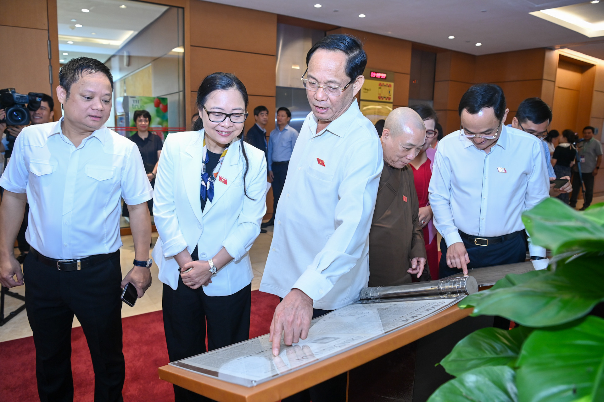 Phó Chủ tịch Quốc hội Trần Quang Phương và các đại biểu tham quan triển lãm.