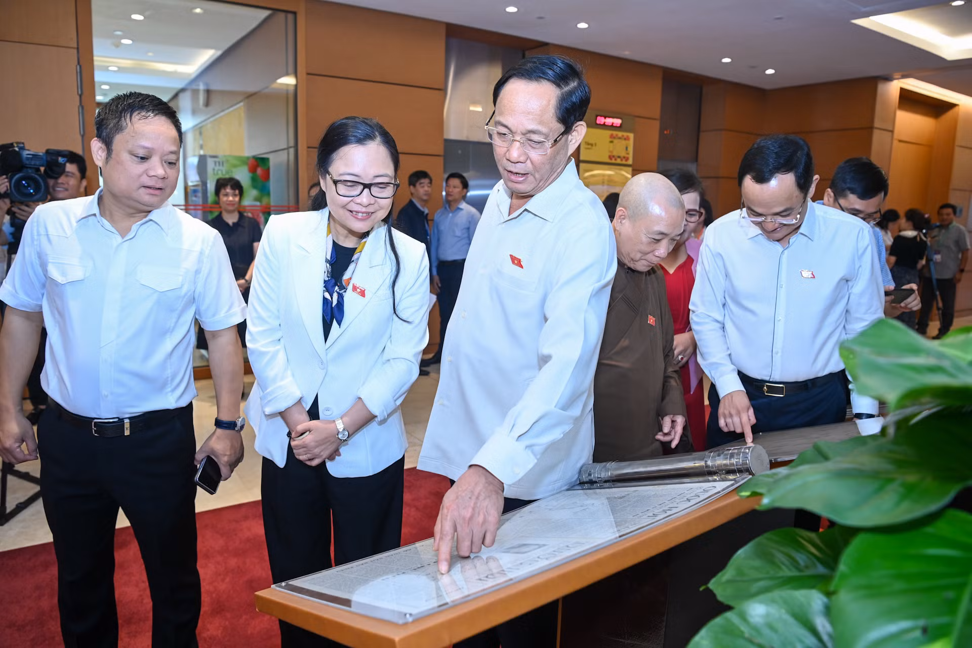 Phó Chủ tịch Quốc hội Trần Quang Phương và các đại biểu tham quan triển lãm.