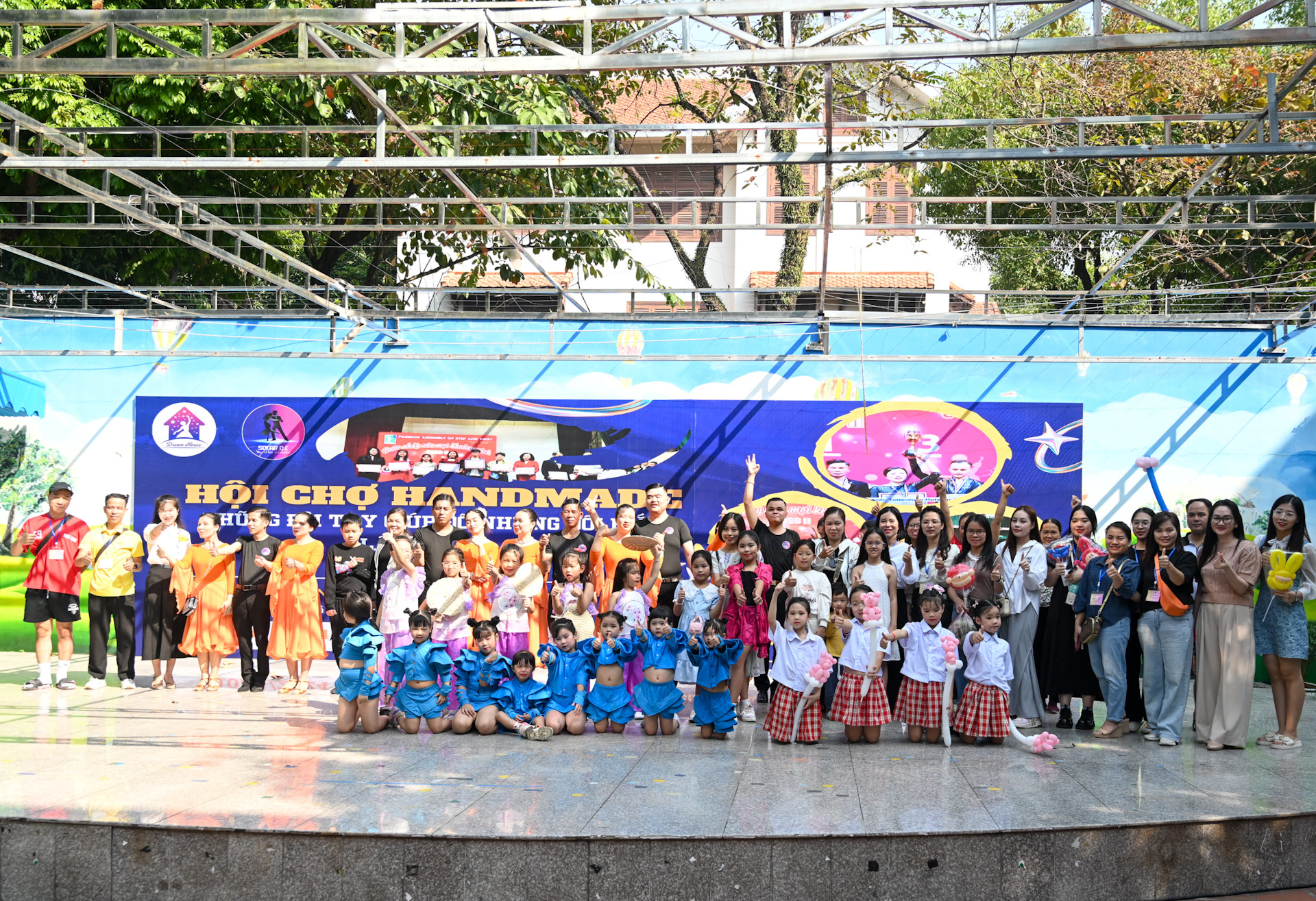 Đại diện Ban tổ chức cùng các nhà hảo tâm chụp ảnh lưu niệm với các thành viên Câu lạc bộ khiêu vũ thể thao người khiếm thị Solar Dance Club và Câu lạc bộ DreamHouse.