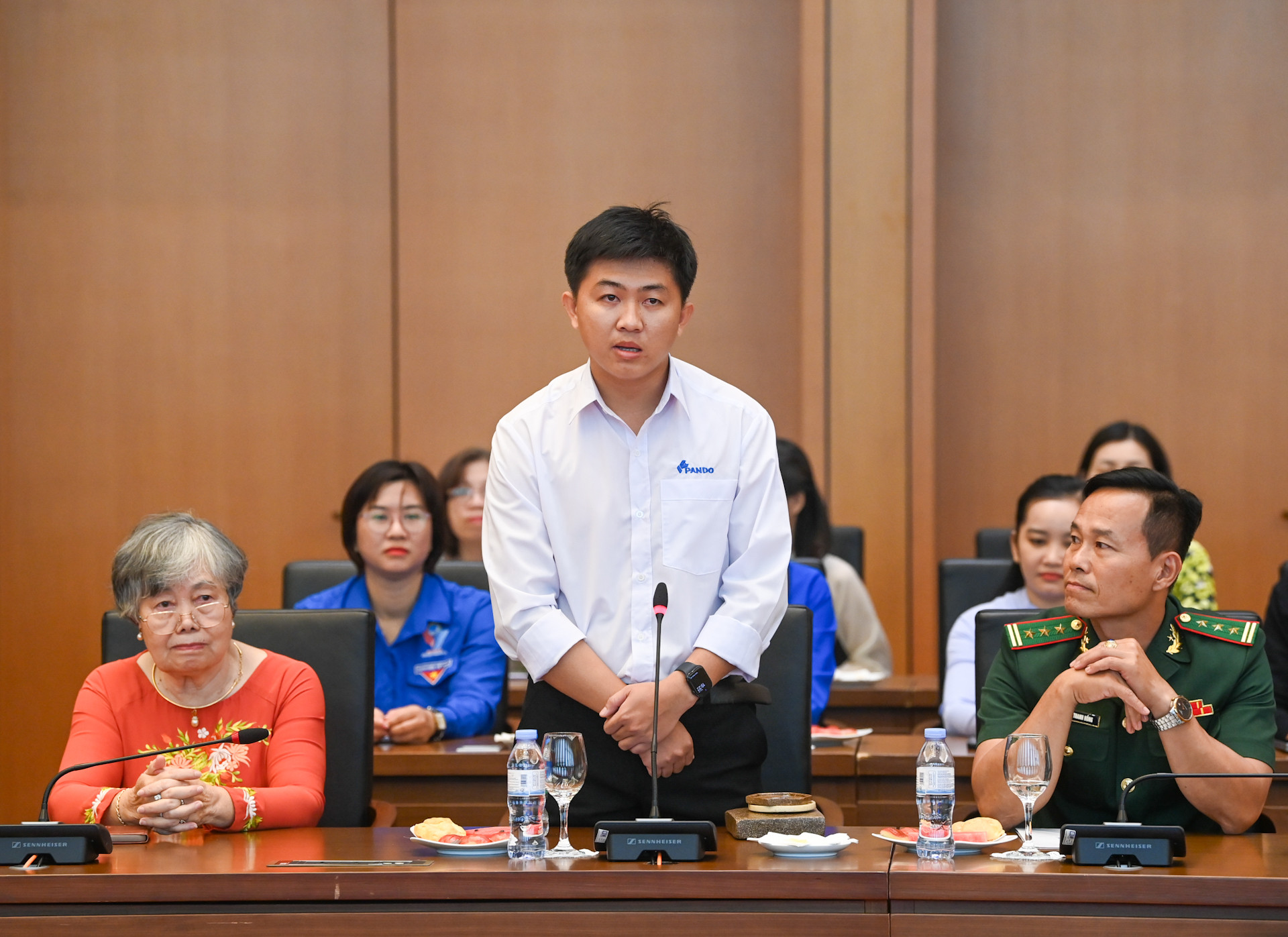 Đại biểu Phạm Mạnh Đình, cá nhân nhận Giải thưởng Vừ A Dính phát biểu tại cuộc gặp mặt.