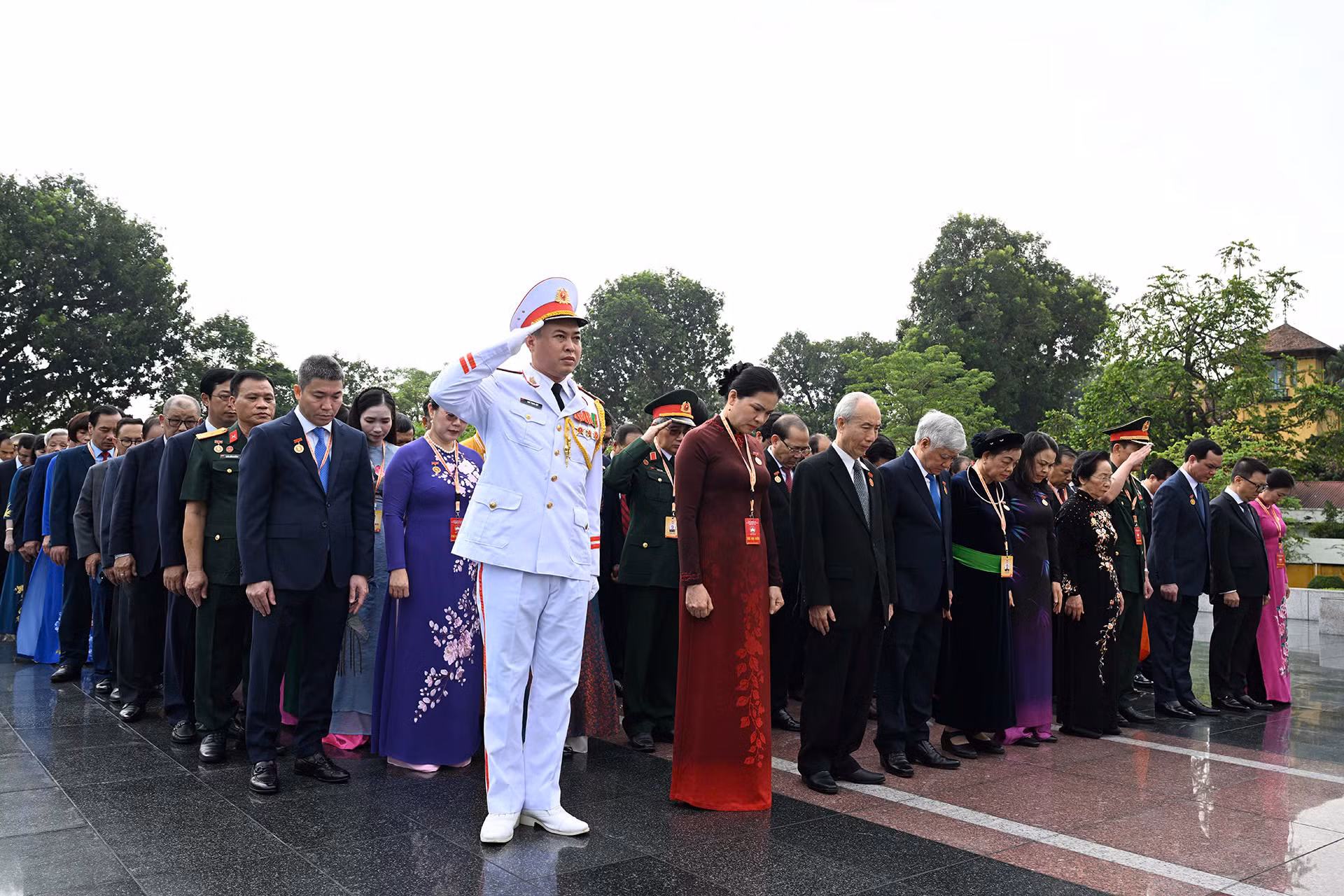 Đoàn đại biểu dự Đại hội đại biểu toàn quốc Mặt trận Tổ quốc Việt Nam lần thứ X tưởng niệm các Anh hùng, liệt sĩ.