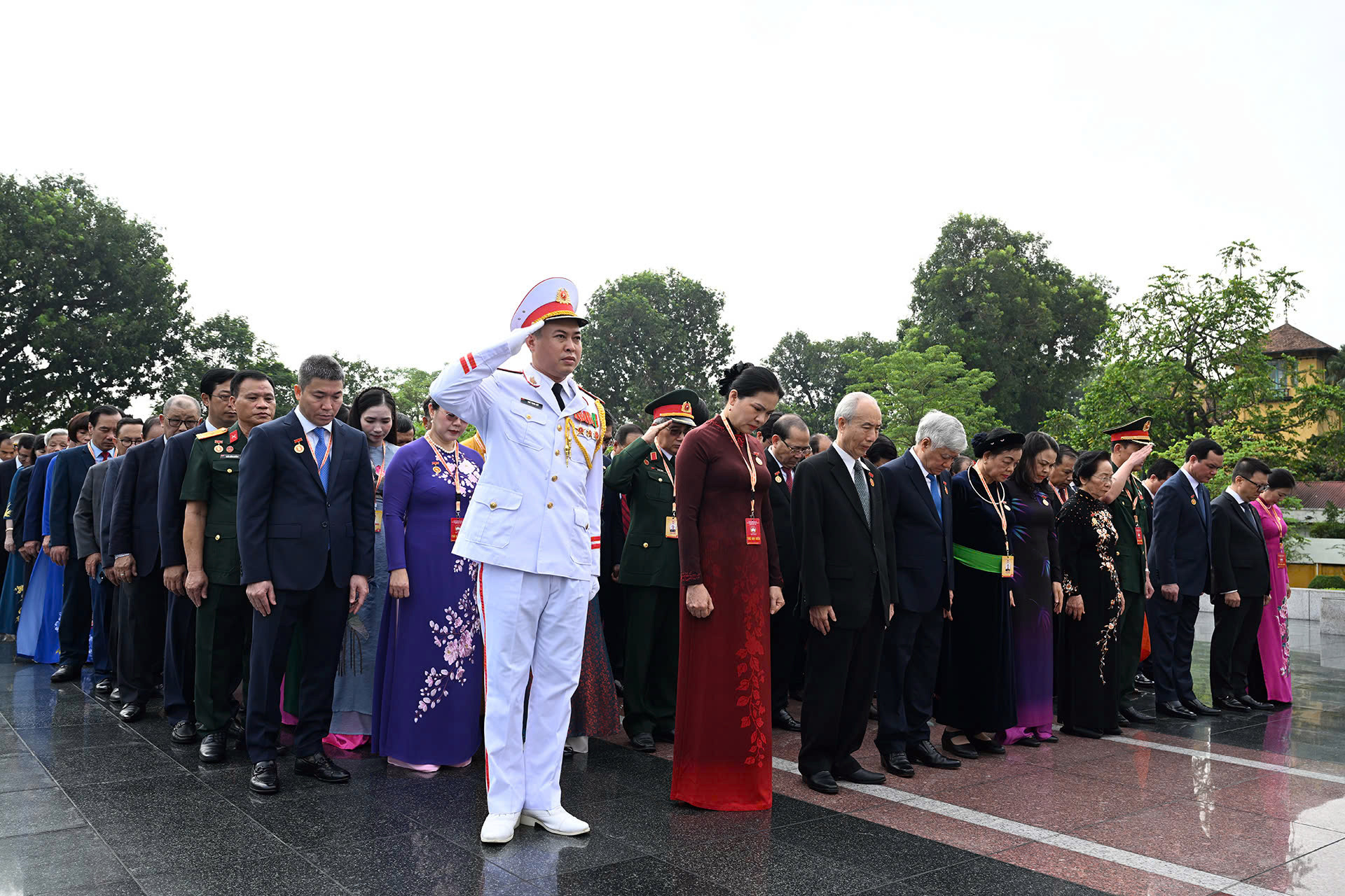 Đoàn đại biểu dự Đại hội đại biểu toàn quốc Mặt trận Tổ quốc Việt Nam lần thứ X tưởng niệm các Anh hùng, liệt sĩ.