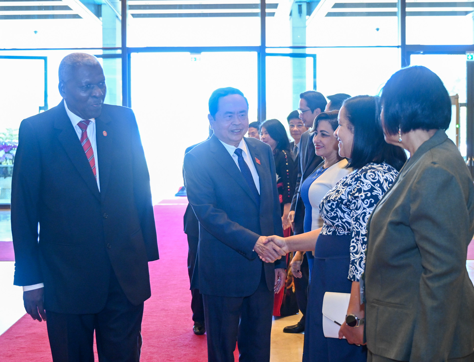 Chủ tịch Quốc hội Cuba Esteban Lazo Hernandez giới thiệu với Chủ tịch Quốc hội Trần Thanh Mẫn các thành viên Đoàn đại biểu Quốc hội Cuba dự lễ đón.