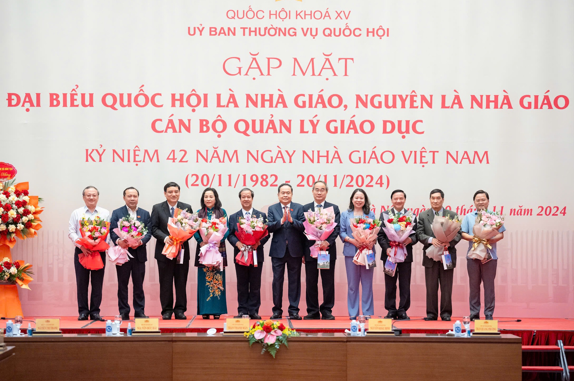 Chủ tịch Quốc hội Trần Thanh Mẫn tặng hoa, chúc mừng các nhà giáo.