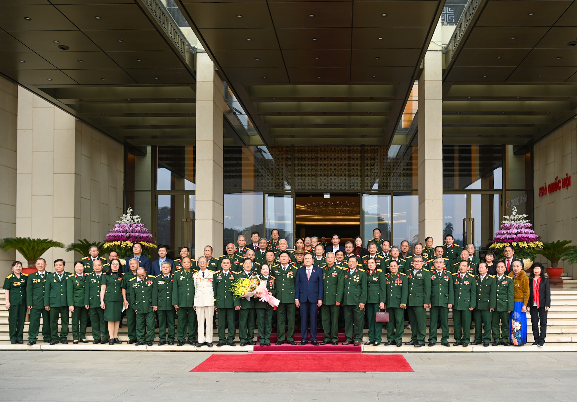 Chủ tịch Quốc hội Trần Thanh Mẫn chụp ảnh lưu niệm với các đại biểu.