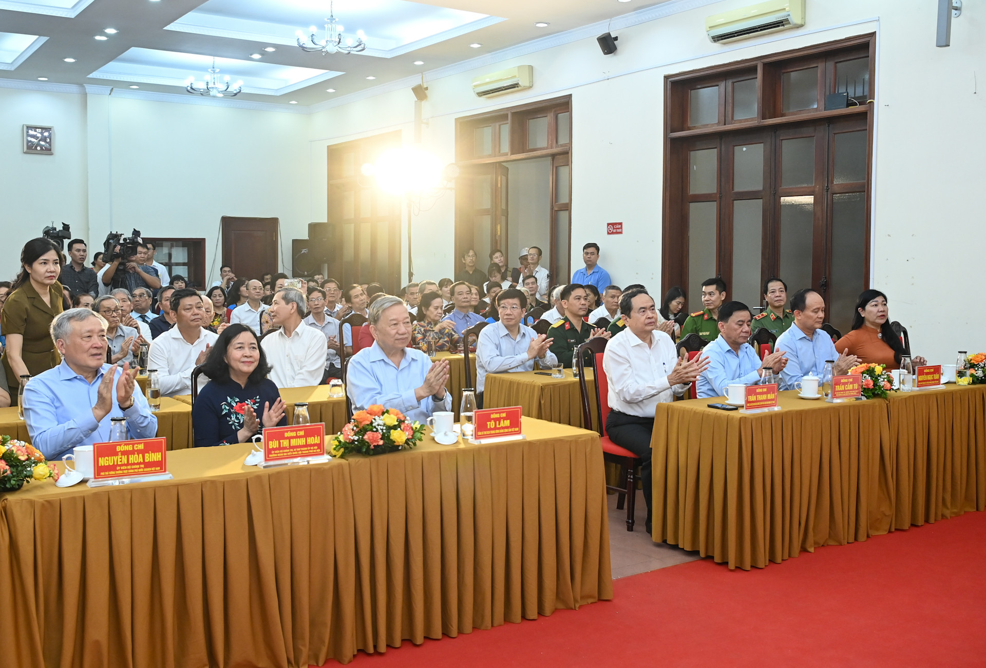 Các đồng chí lãnh đạo Đảng, Nhà nước và các đại biểu dự ngày hội.