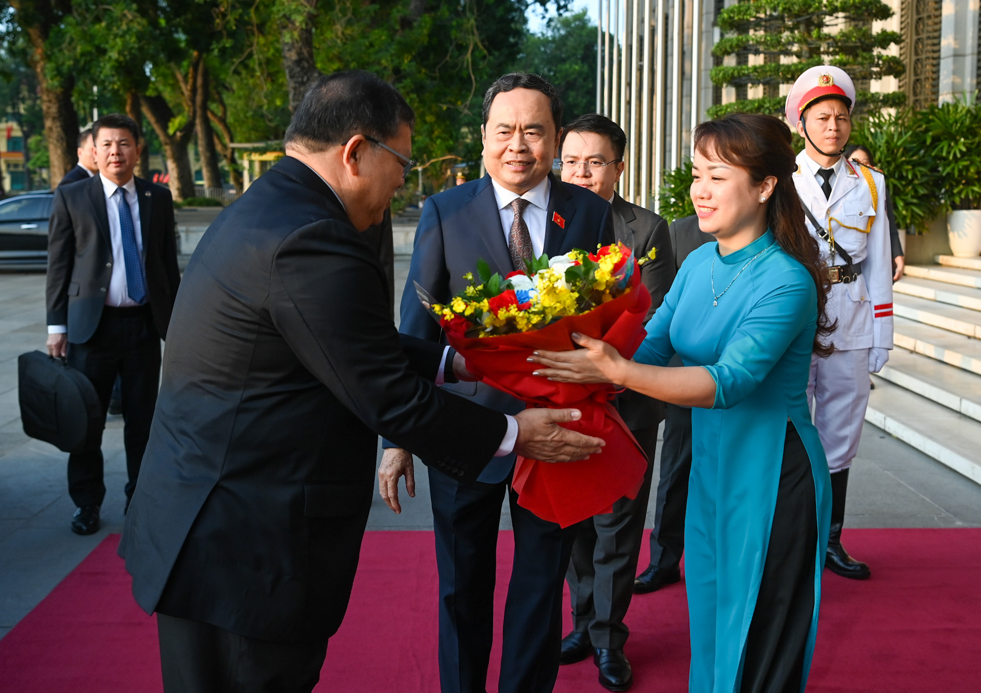 Nhân viên Văn phòng Quốc hội tặng hoa chào mừng Chủ tịch Hạ viện Malaysia Tan Sri Dato’ Johari Bin Abdul.