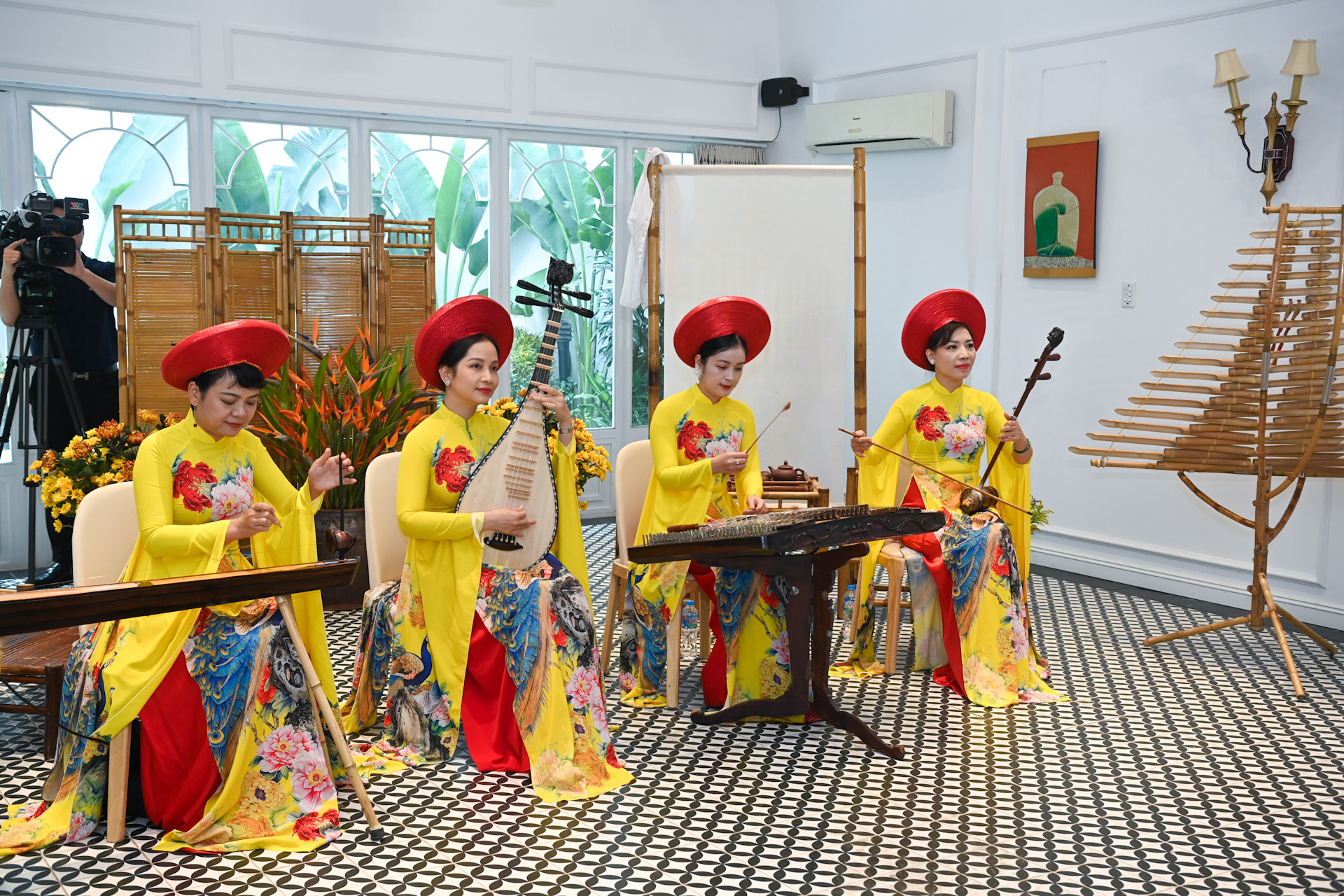 Các nghệ sĩ biểu diễn tại buổi gặp mặt.