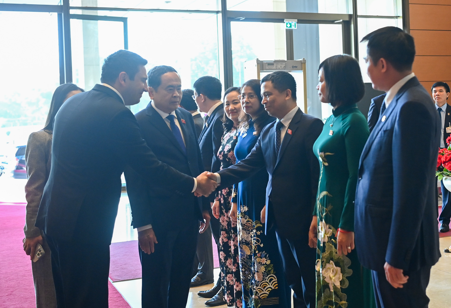 Chủ tịch Quốc hội Trần Thanh Mẫn giới thiệu với Chủ tịch Quốc hội Cộng hòa Armenia Alen Simonyan các đại biểu Quốc hội Việt Nam dự lễ đón.