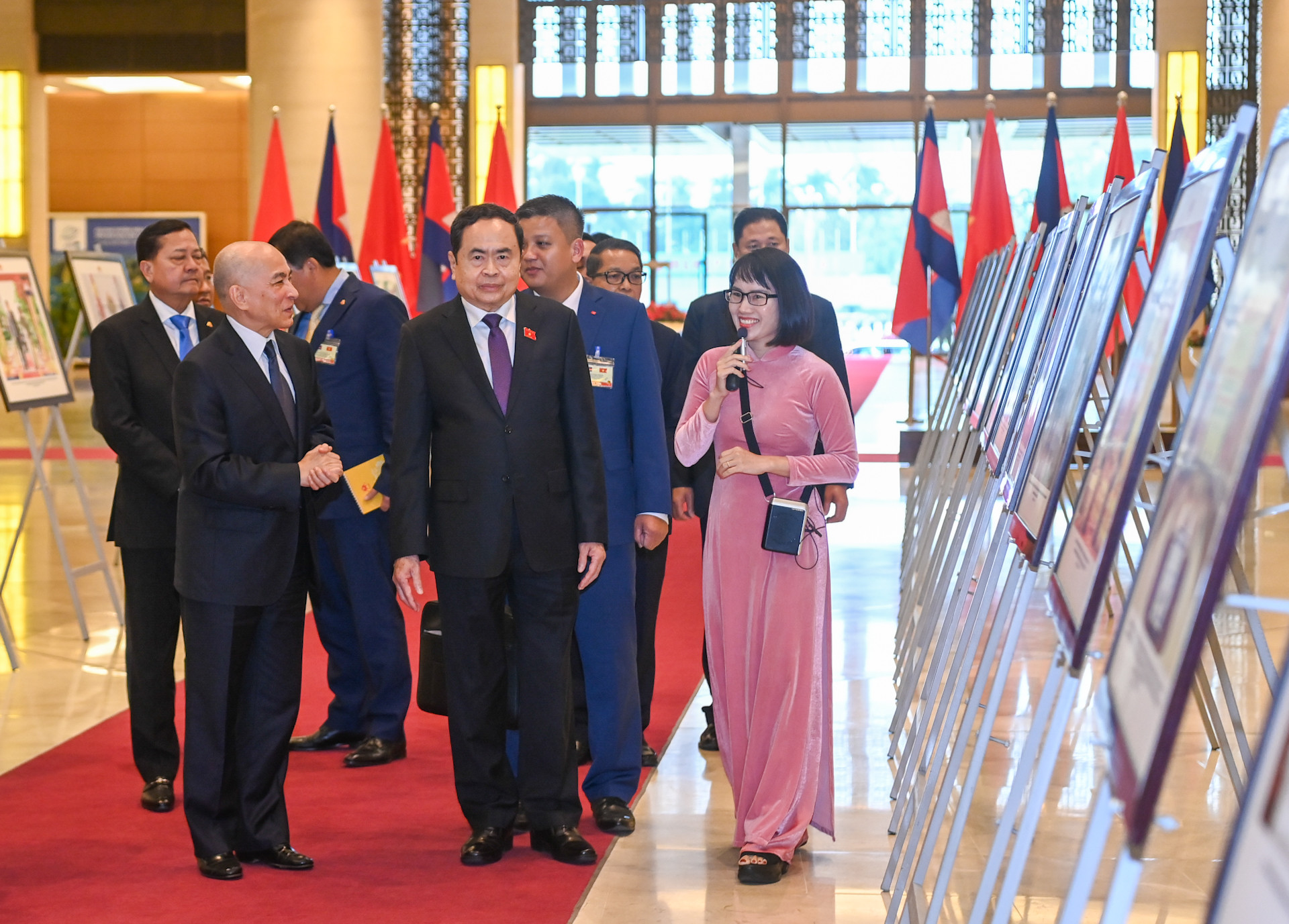Chủ tịch Quốc hội Trần Thanh Mẫn và Quốc vương Campuchia Norodom Sihamoni xem triển lãm một số hình ảnh về quan hệ hai nước.