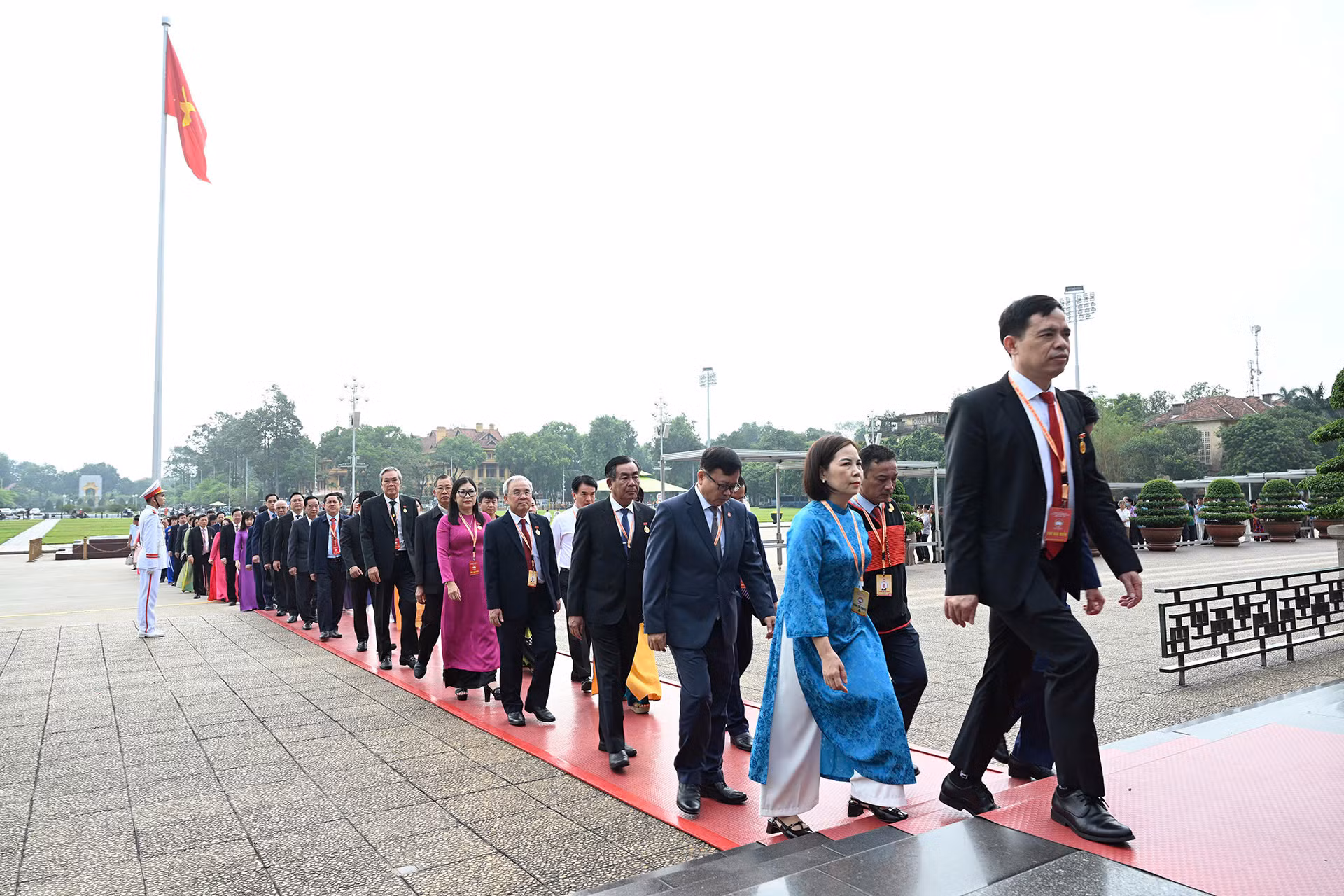 Các đại biểu vào Lăng viếng Chủ tịch Hồ Chí Minh.