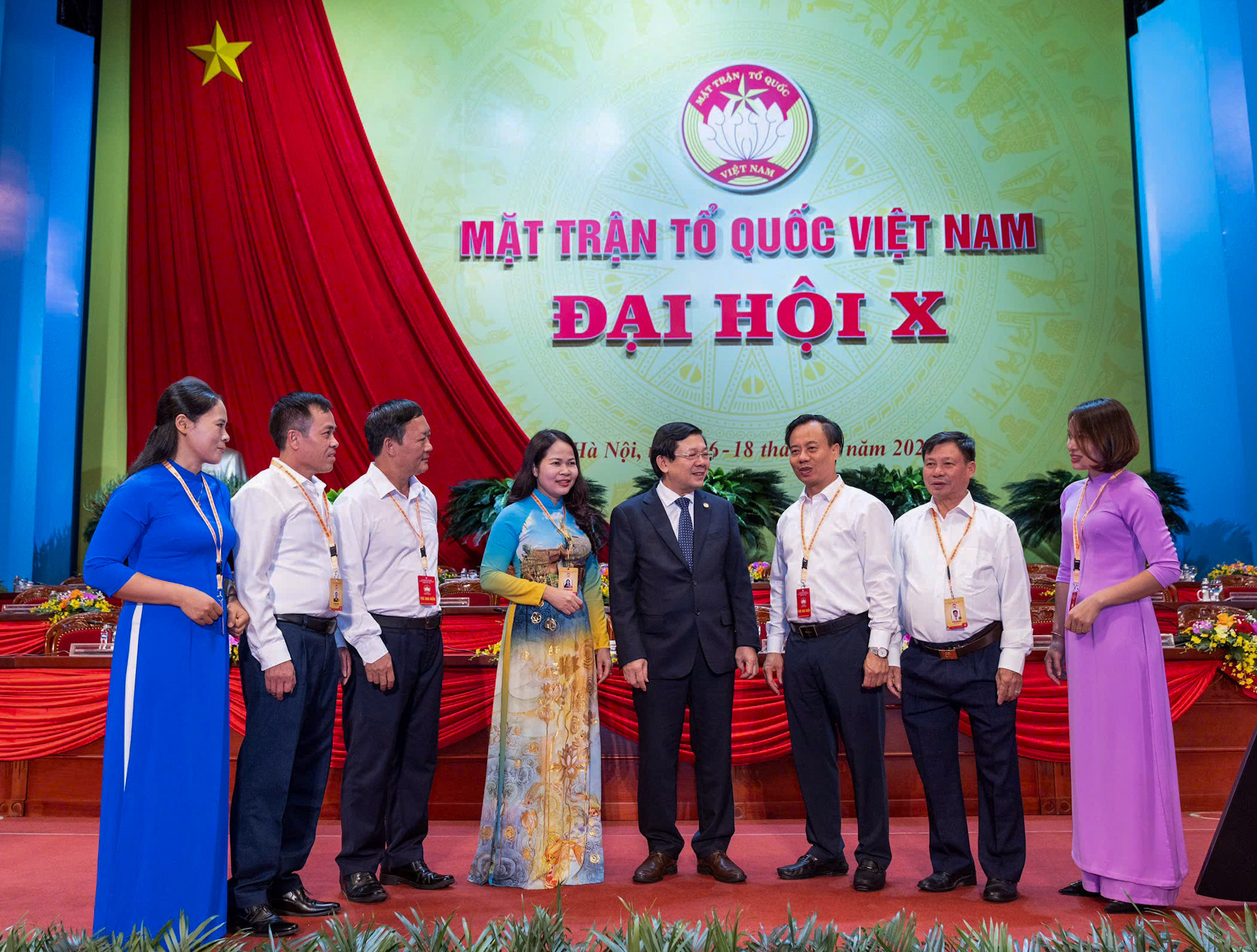 Các đại biểu trao đổi tại phiên làm việc.