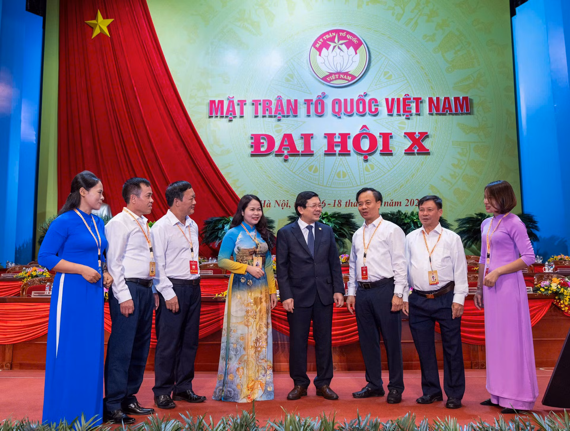 Các đại biểu trao đổi tại phiên làm việc.