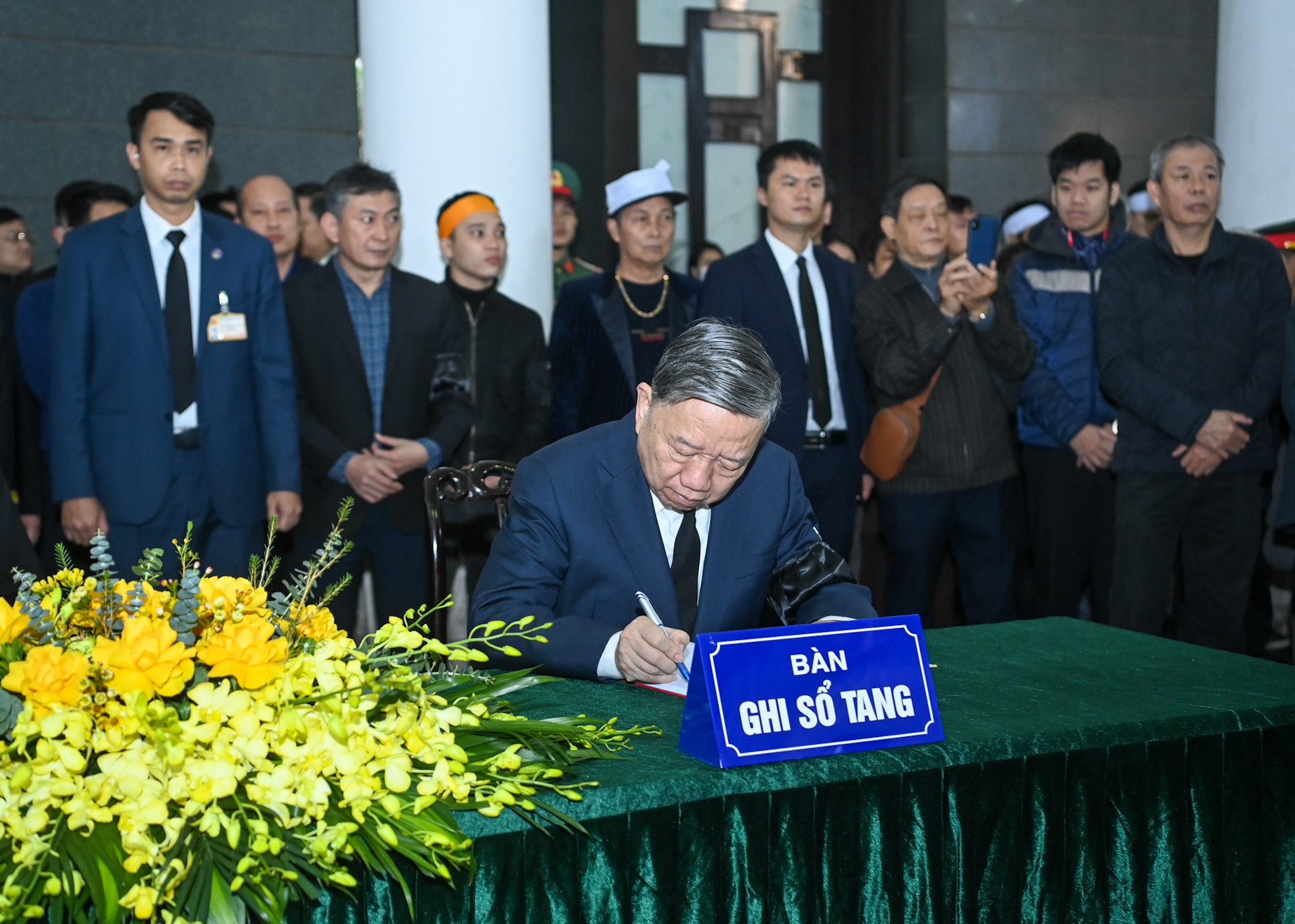Tổng Bí thư Tô Lâm ghi sổ tang tại lễ viếng.