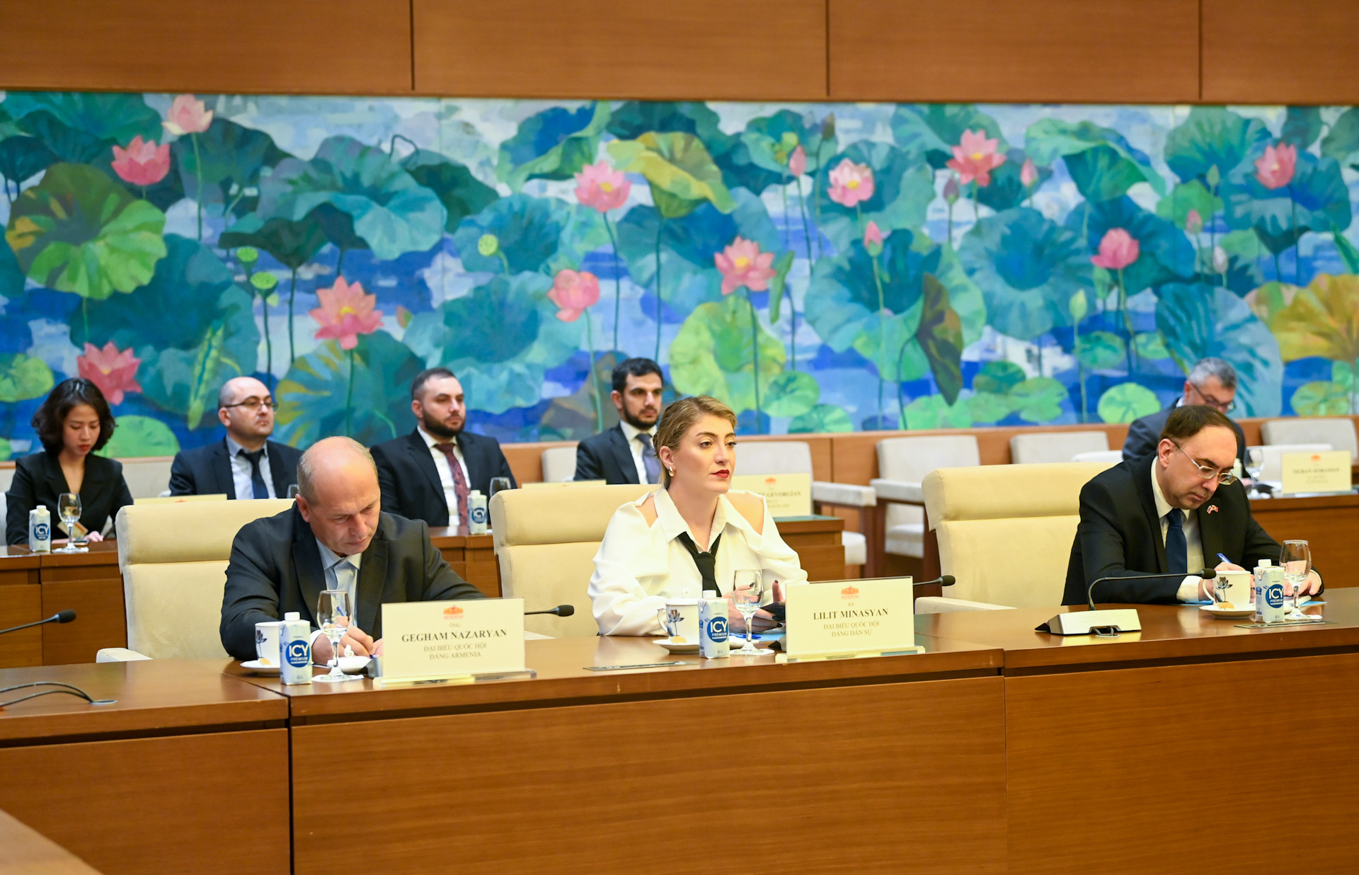 Các đại biểu Quốc hội Cộng hòa Armenia dự hội đàm.