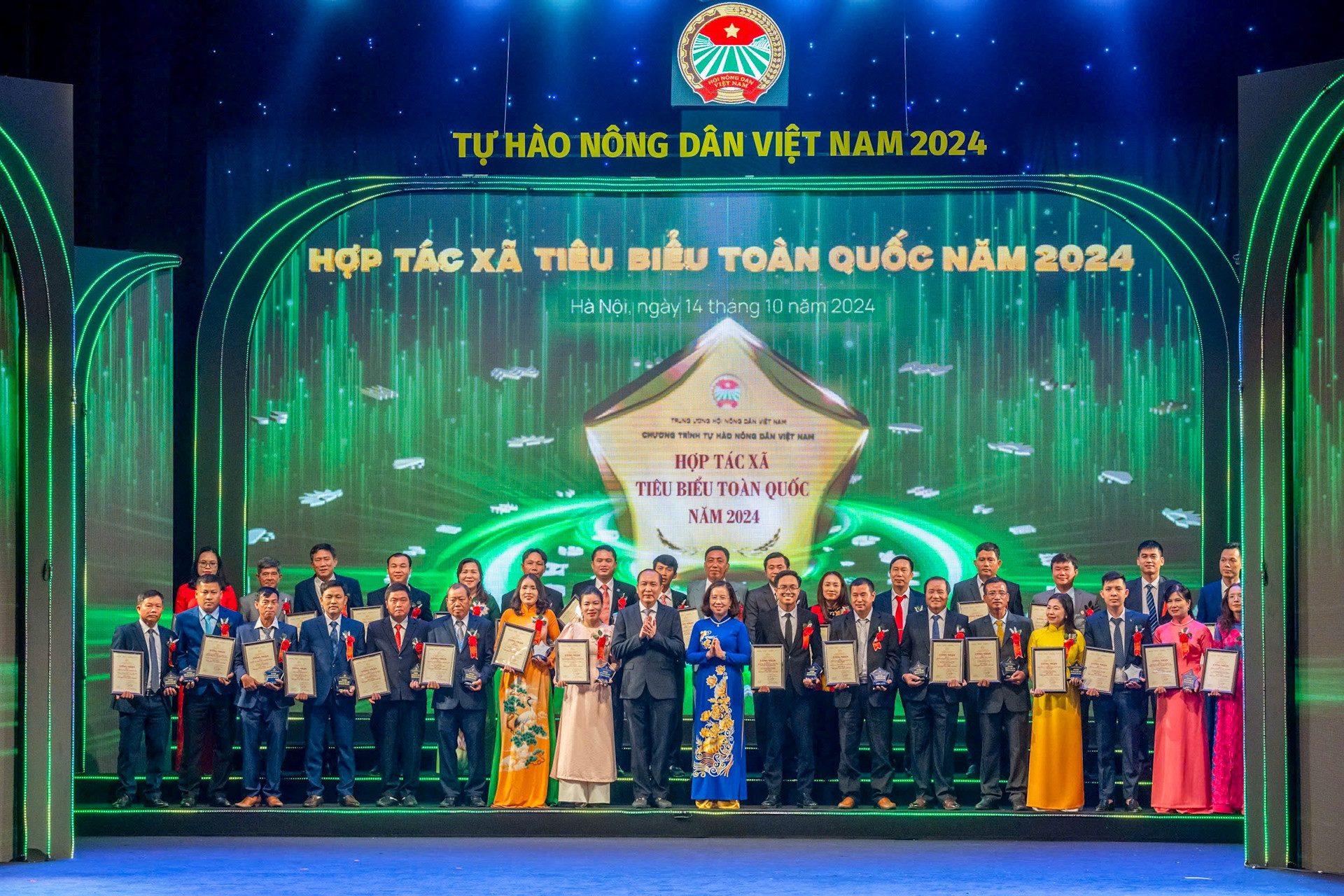 Đại diện các Hợp tác xã tiêu biểu nhận Biểu trưng và Giấy chứng nhận tại chương trình.