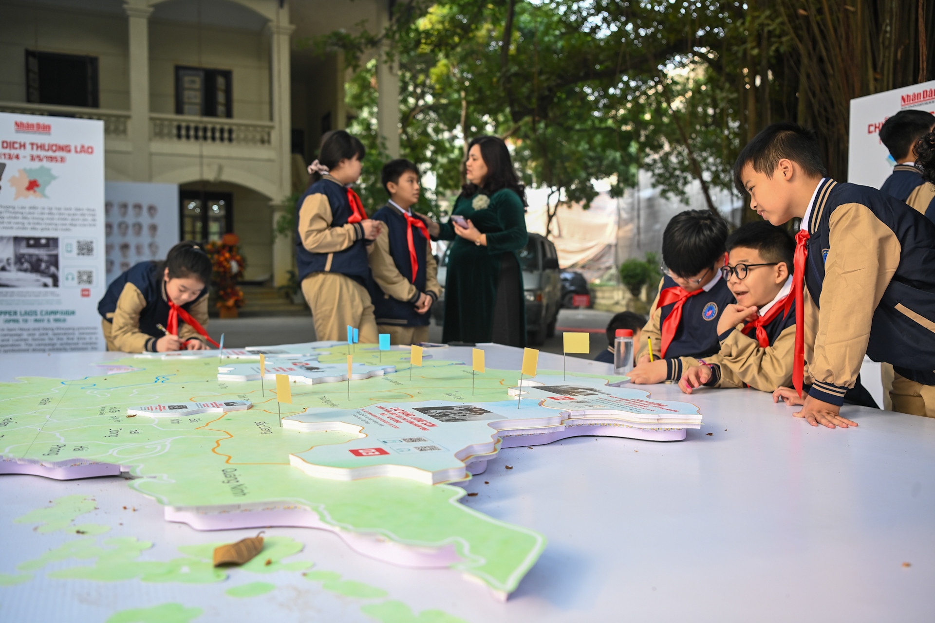 Trao đổi, thảo luận thông tin về các trận đánh trên bản đồ.