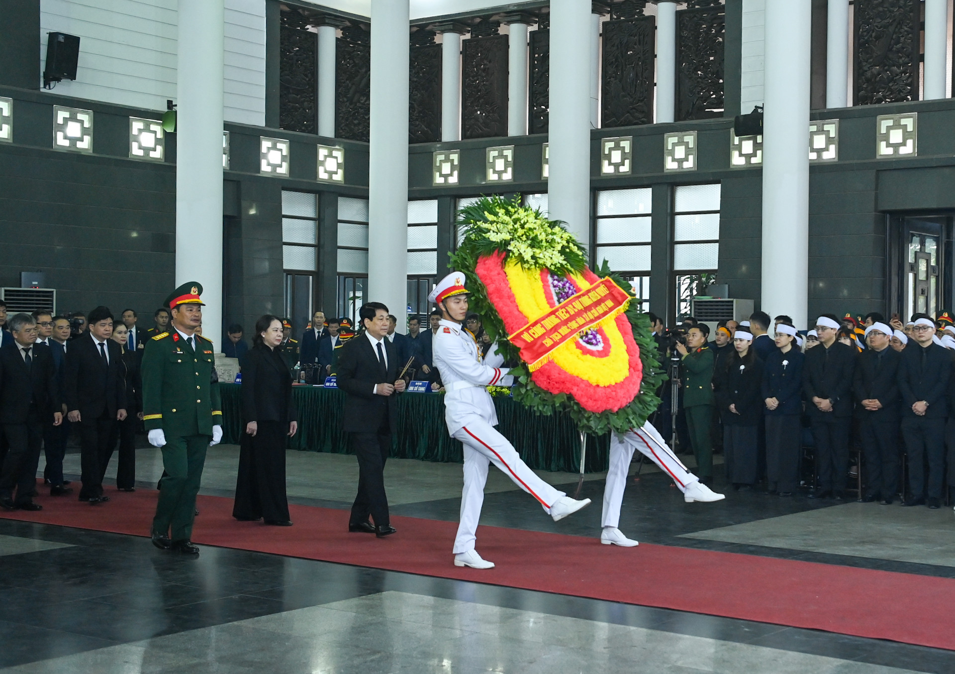 Đoàn Chủ tịch nước Cộng hòa xã hội chủ nghĩa Việt Nam do Chủ tịch nước Lương Cường làm Trưởng đoàn vào viếng đồng chí Đại tướng Nguyễn Quyết.
