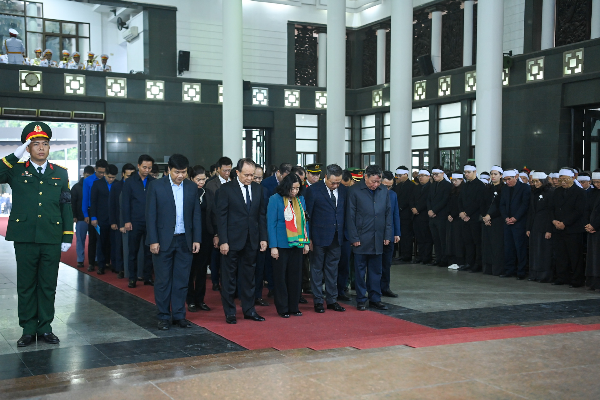 Đoàn Thành ủy, Hội đồng nhân dân, Ủy ban nhân dân Thành phố Hà Nội do Bí thư Thành ủy Bùi Thị Minh Hoài làm Trưởng đoàn vào viếng đồng chí Đại tướng Nguyễn Quyết.