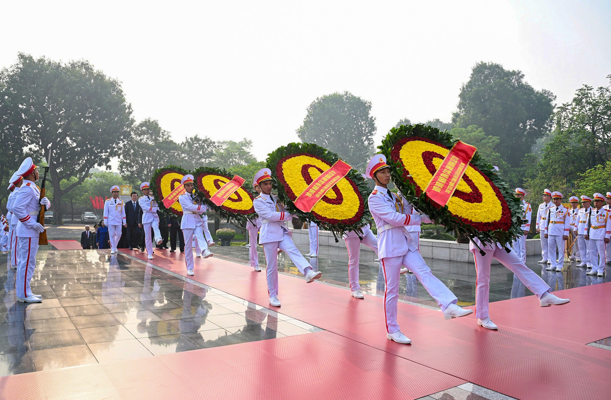 Đoàn đại biểu lãnh đạo, nguyên lãnh đạo Đảng, Nhà nước tới đặt vòng hoa tại Đài tưởng niệm các Anh hùng, liệt sĩ.