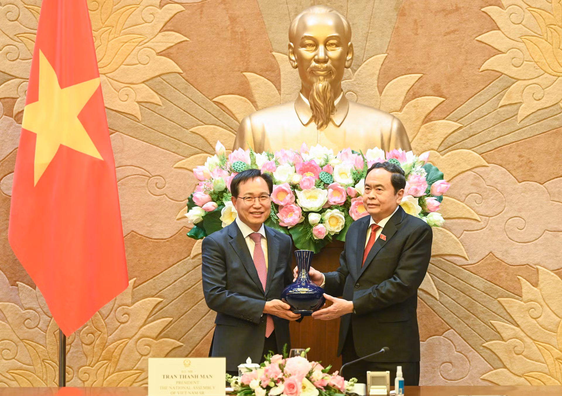 Chủ tịch quốc hội Trần Thanh Mẫn tặng quà lưu niệm cho Tổng Giám đốc Samsung Việt Nam Choi Joo Ho.