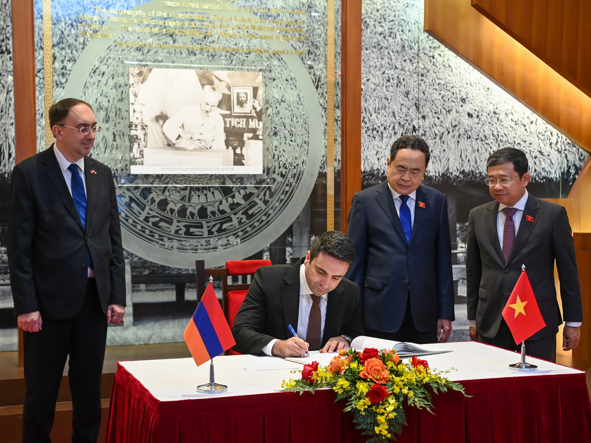 Chủ tịch Quốc hội Cộng hòa Armenia Alen Simonyan ghi Sổ vàng lưu niệm tại Phòng truyền thống Quốc hội Việt Nam.