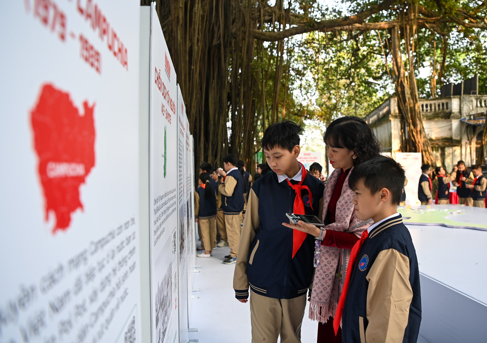 Cô và trò lớp 5B Trường tiểu học Nguyễn Du (Hoàn Kiếm) tham quan triển lãm.