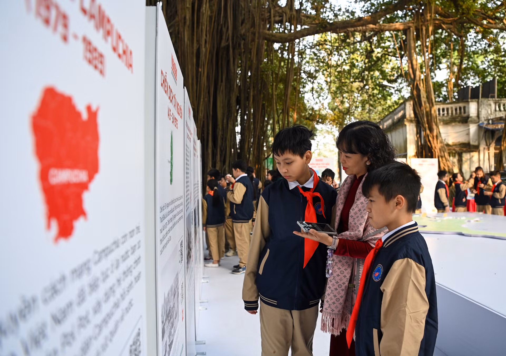 Cô và trò lớp 5B Trường tiểu học Nguyễn Du (Hoàn Kiếm) tham quan triển lãm.