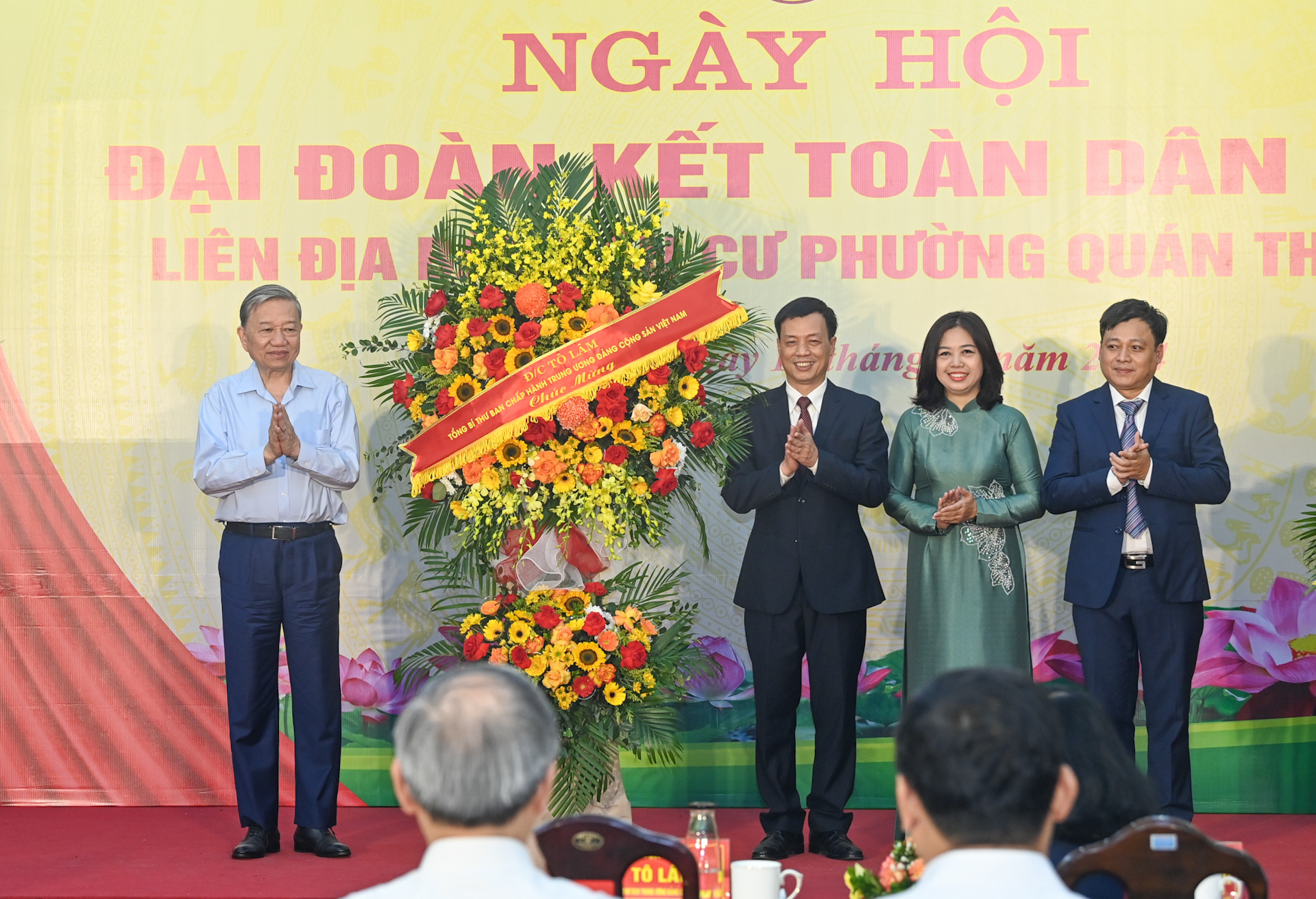 Tổng Bí thư Tô Lâm tặng hoa chúc mừng Ngày hội Đại đoàn kết toàn dân tộc phường Quán Thánh.