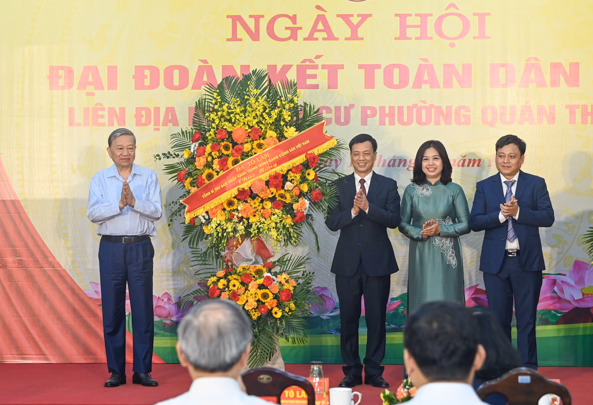 Tổng Bí thư Tô Lâm tặng hoa chúc mừng Ngày hội Đại đoàn kết toàn dân tộc phường Quán Thánh.